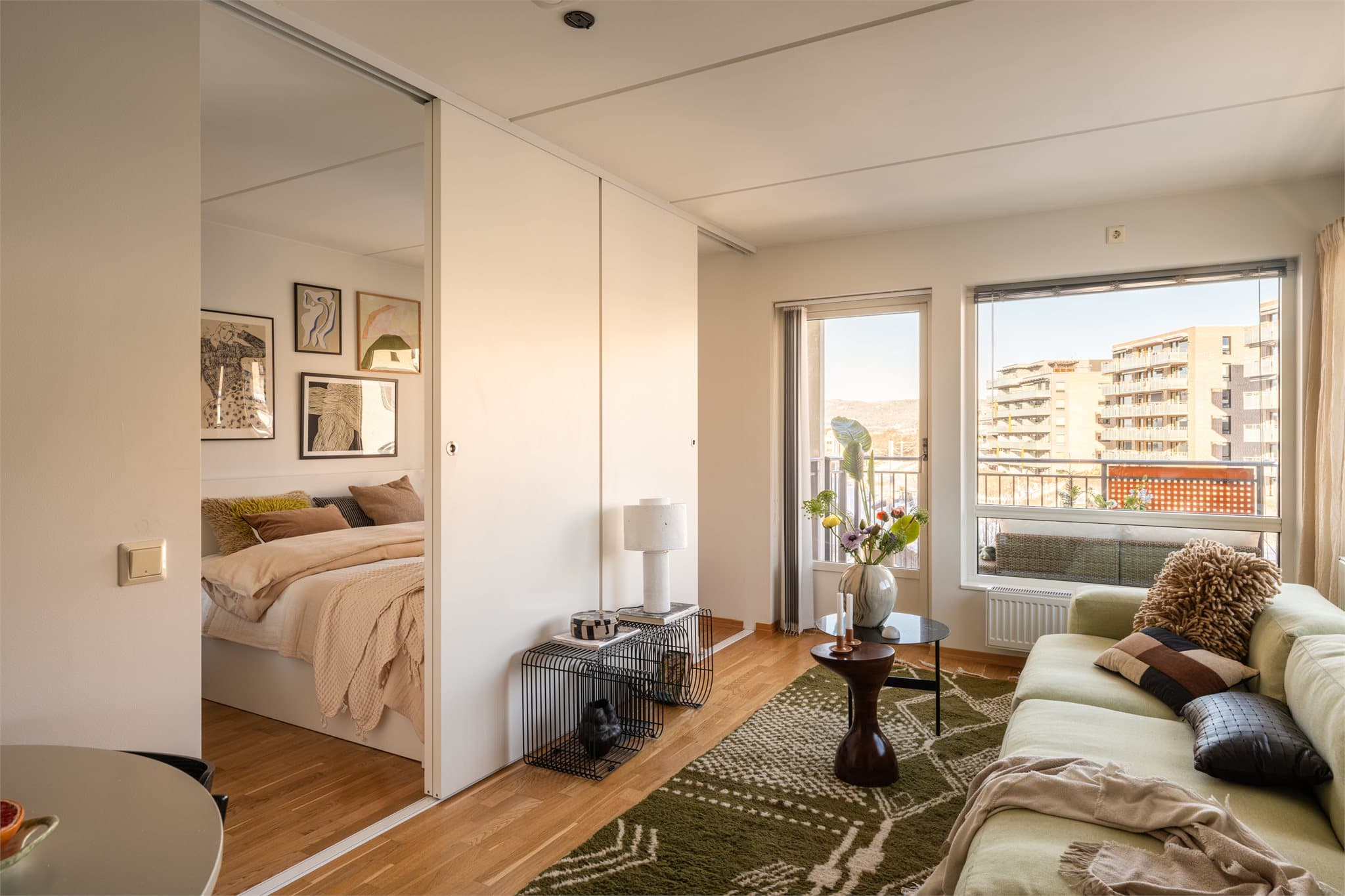 Smarte skyvedører mellom stue og soverom gir fleksibel bruk av arealet. Her kan du velge å "stenge igjen" en side, hele eller halve.