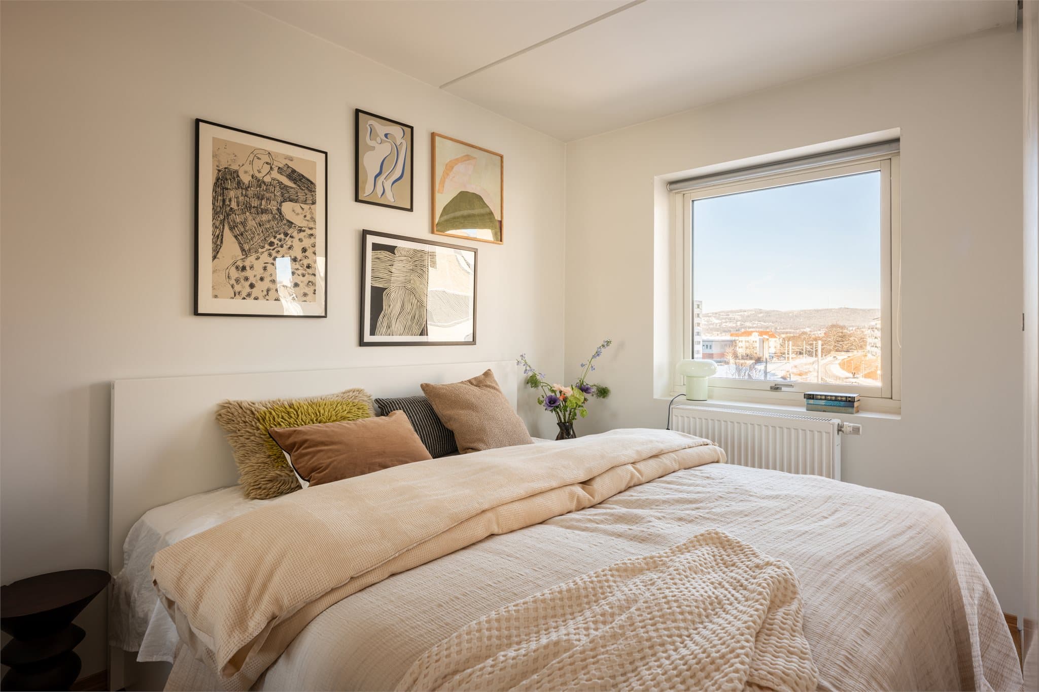 Soverommet har god plass til dobbeltseng og tilhørende møblement og fin utsikt.