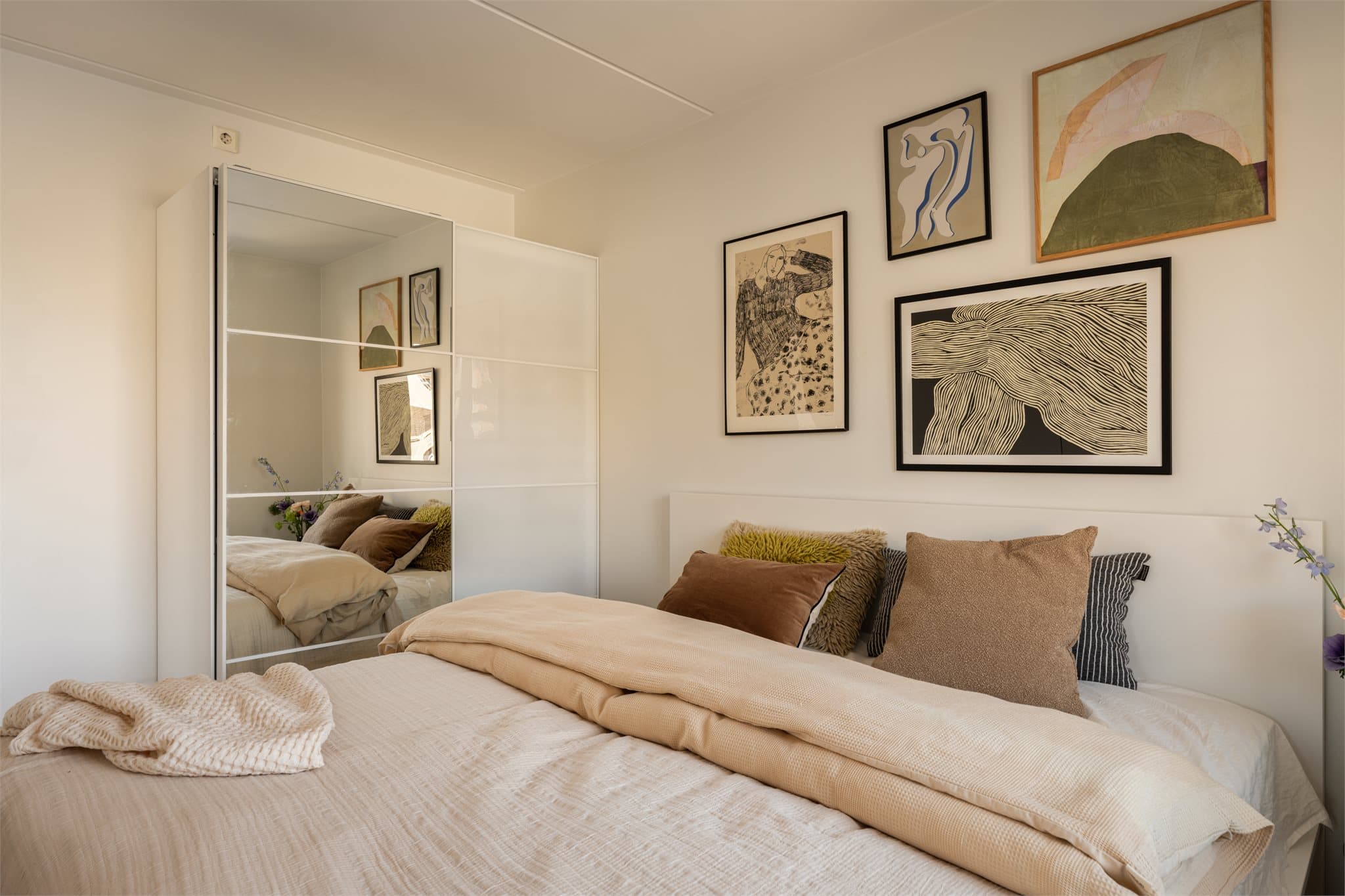 Rommet har god plass til garderobeskap for oppbevaring av klær.