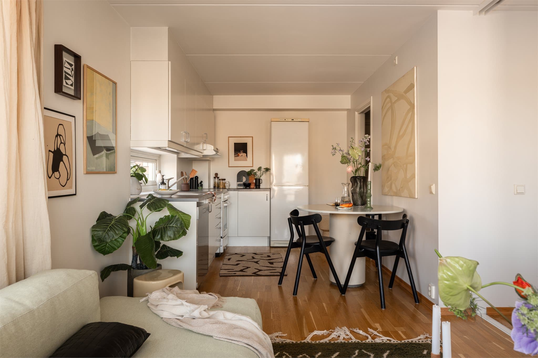 Kjøkken og stue ligger i åpen løsning, men føles som to separate soner.