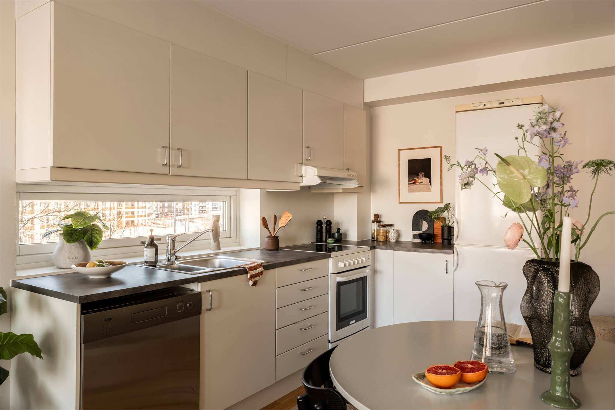 Godt med skap- og benkeplass gjør kjøkkenet både praktisk og funksjonelt.