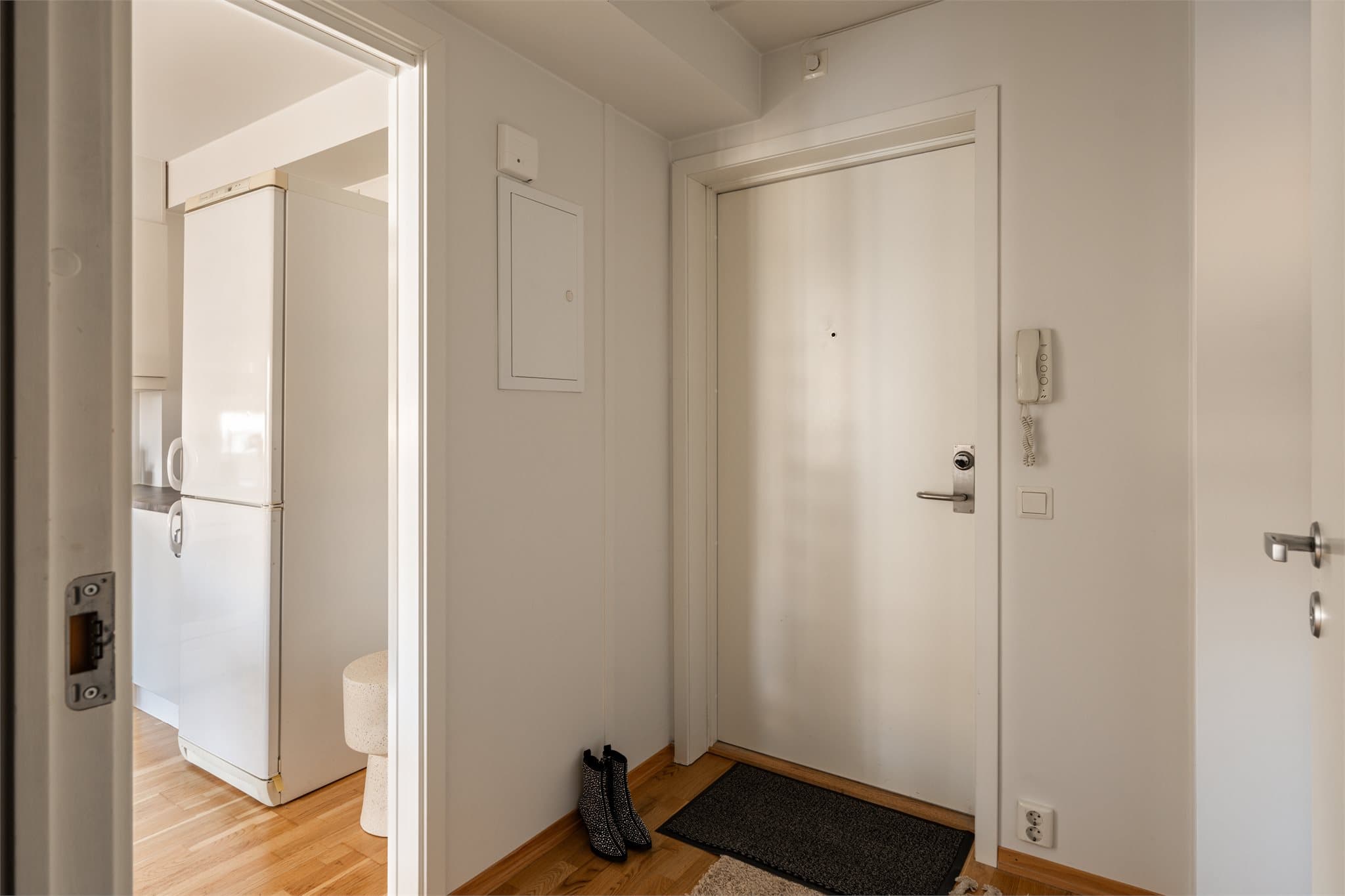 Inngangsdøren er brann- og lydklassifisert for trygghet og komfort.