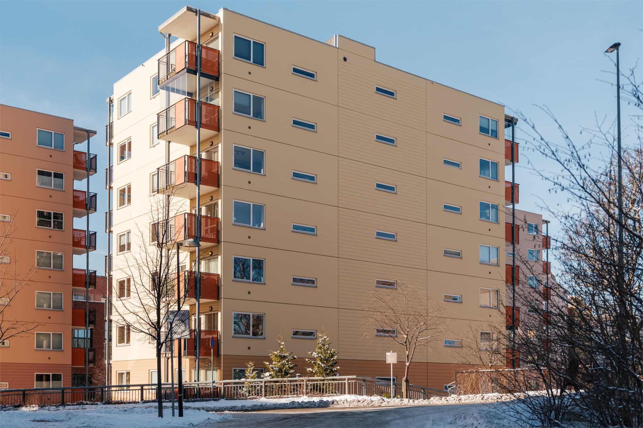 Her bor du ca. 2-5 minutters gange fra alt det beste Løren har å by på, som Kaffebrenneriet, Bake me up, søndagsåpen bunnpris, T-banestasjonen (underjordisk), og Vinslottet med flott park og bredt serveringstilbud.