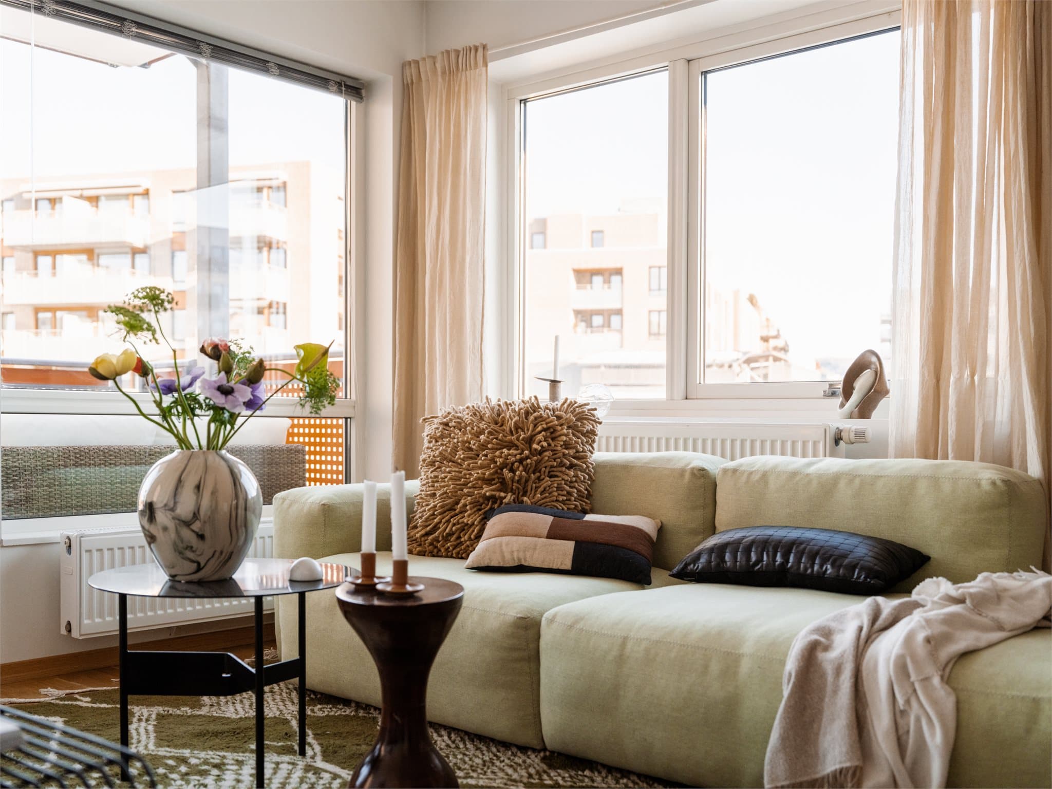 Oppvarming og varmtvann kommer fra felles anlegg så her bruker du veldig lite strøm.