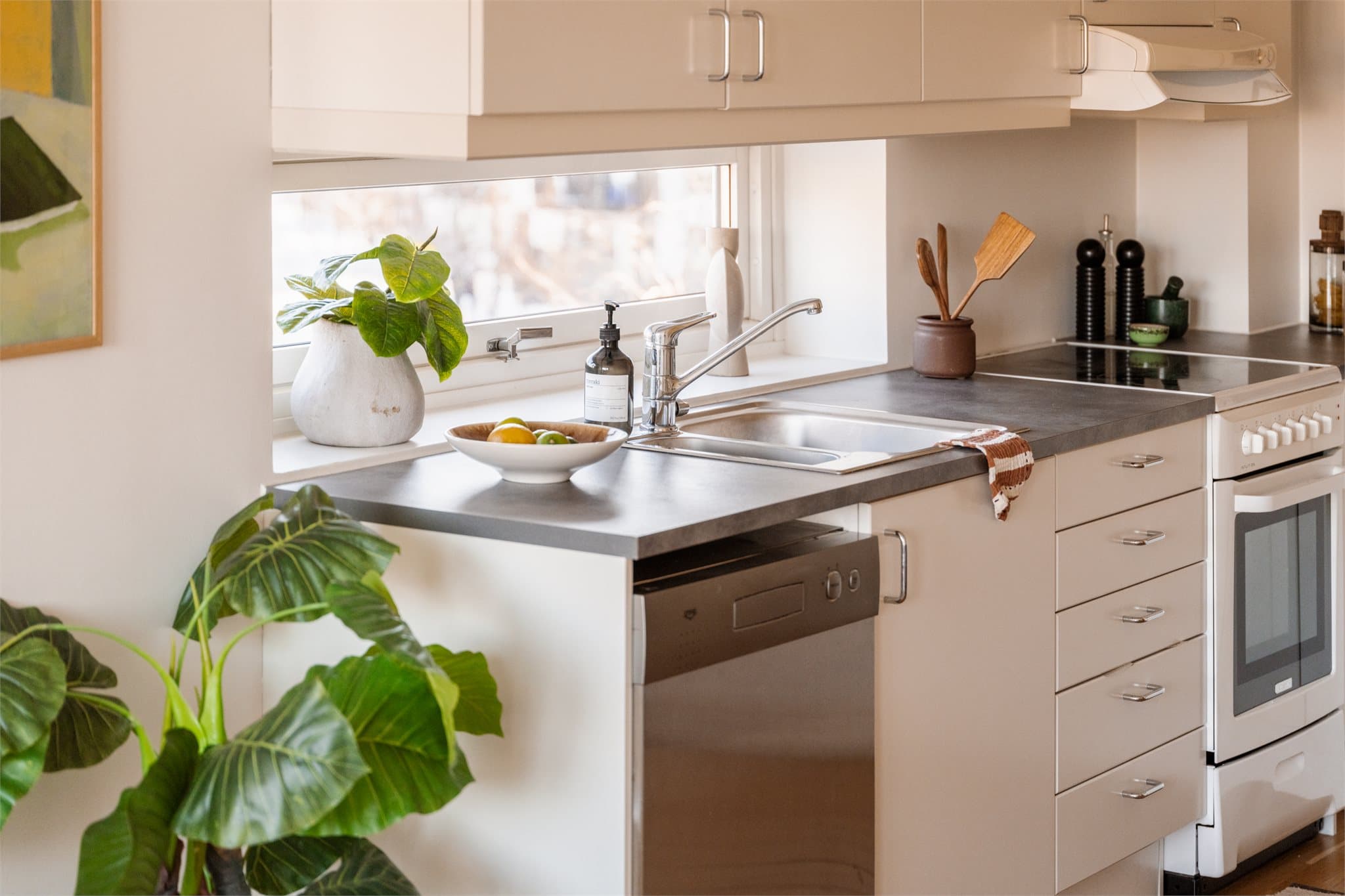 I tillegg til ventilator med avtrekk ut, har kjøkkenet også et eget vindu både for lufting og lys! Hvitevarer på kjøkkenet følger med.