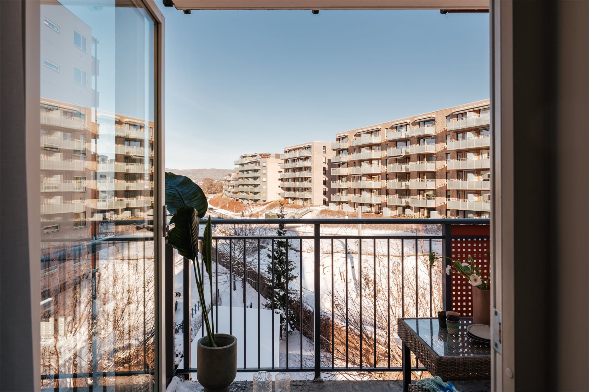 God avstand til naboblokkene så det føles veldig åpent.