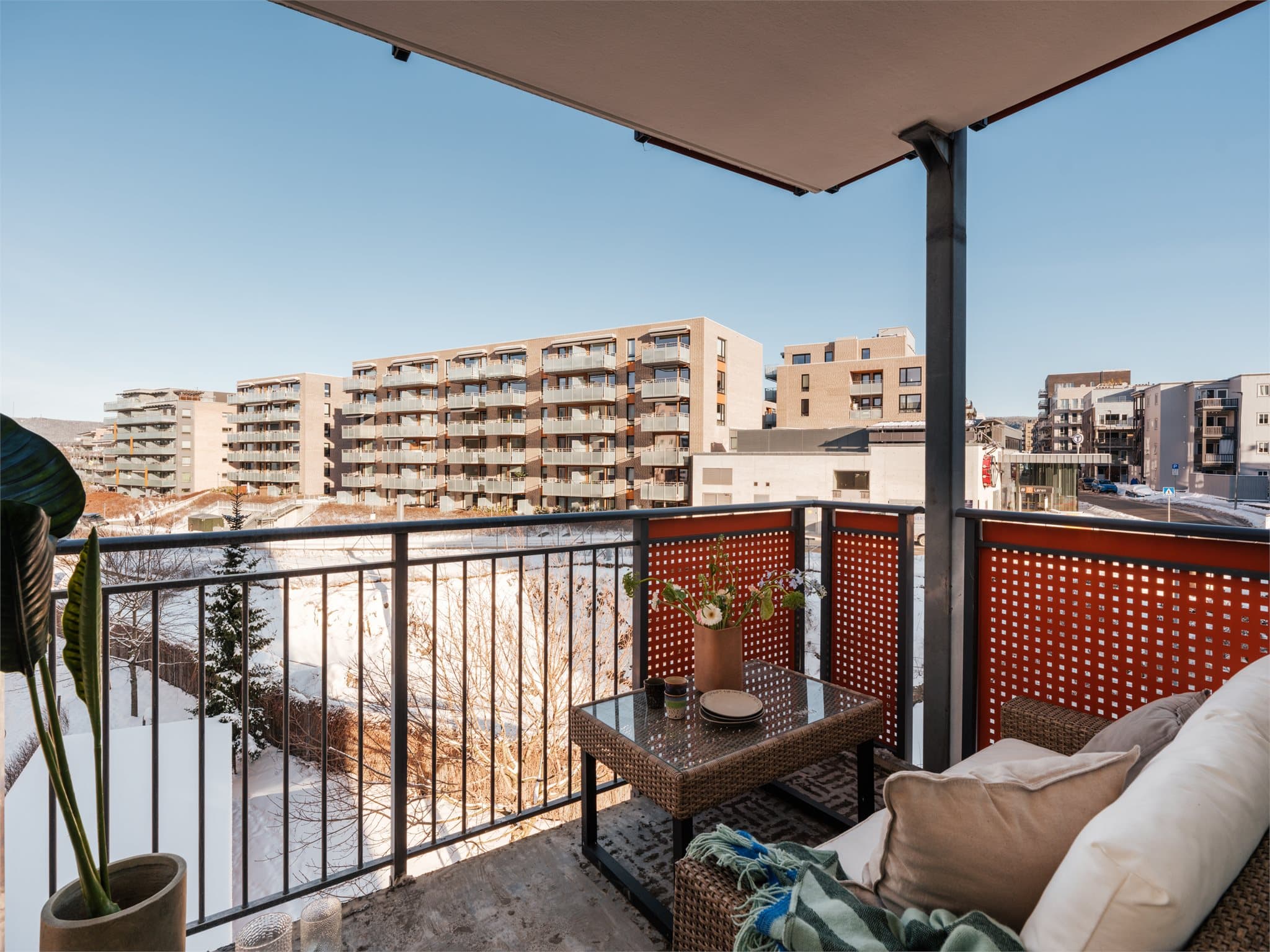 Her bor du fint til med lite/ingen innsyn og fin utsikt!