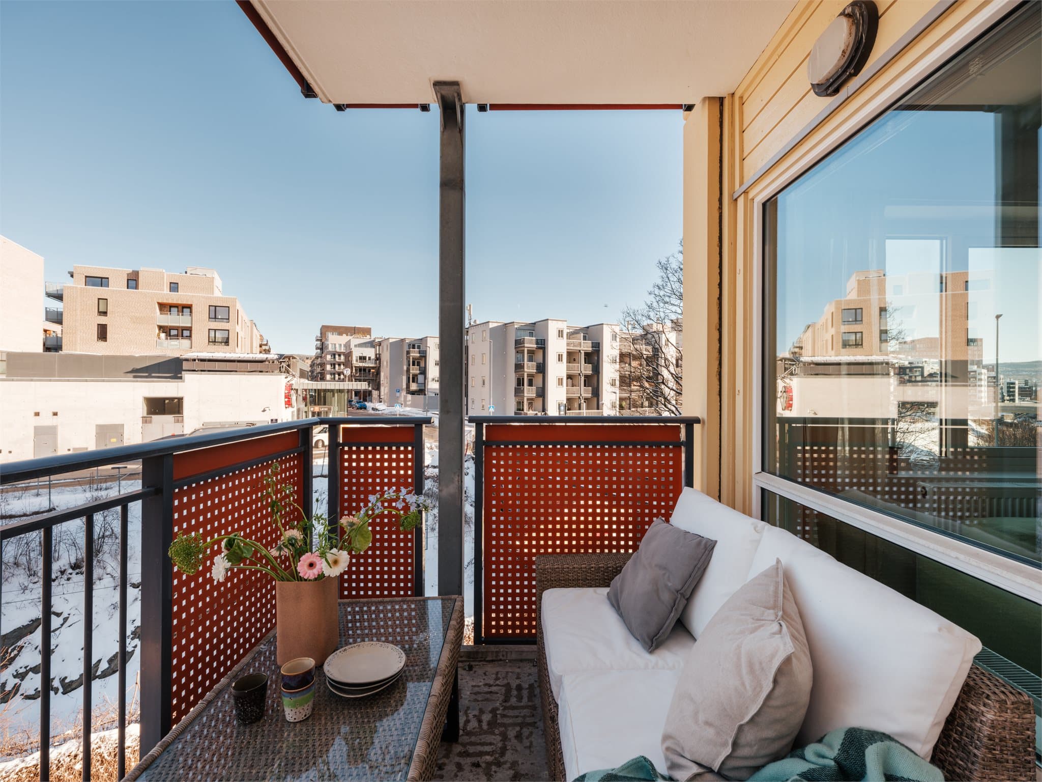 Balkongen er vestvendt med gode solforhold på kveldstid!