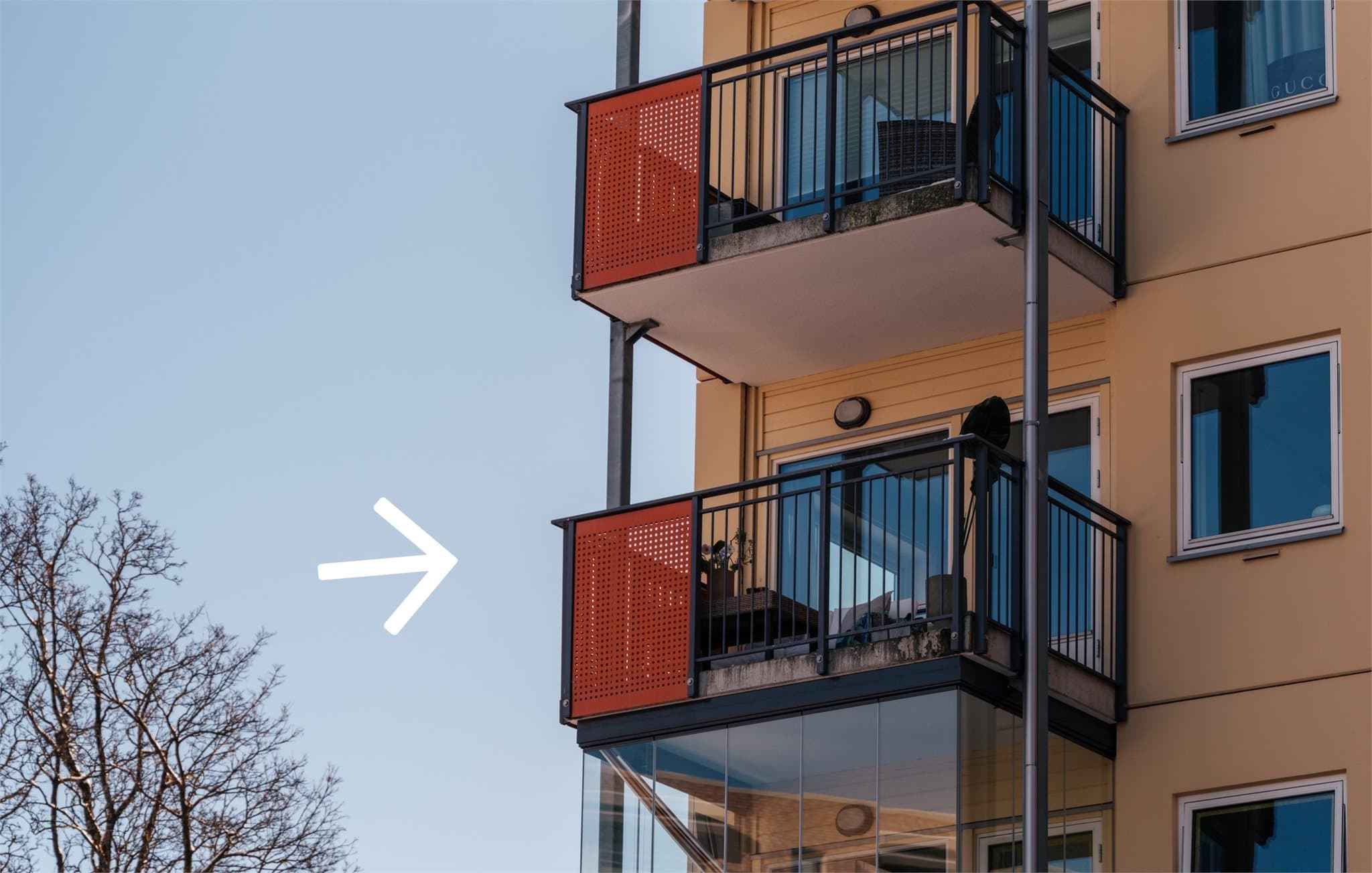 Boligen er en hjørneleilighet i 4. etasje med lys fra to sider og fri utsikt!