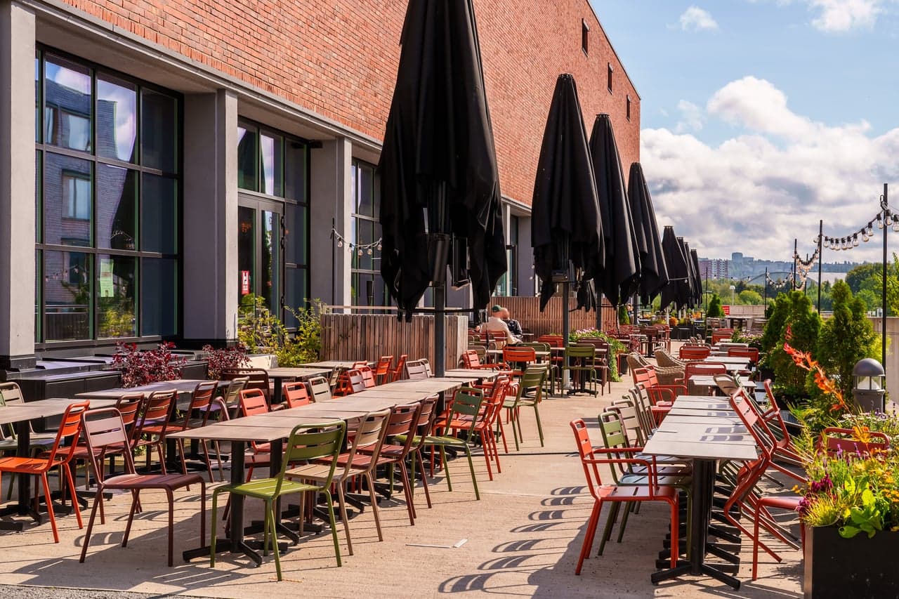 Vinslottet byr på uteservering på Hasle Linie gastropub, og flere mat/kles/interiørbutikker innendørs. Dette ligger ca. fem minutters gange fra boligen.