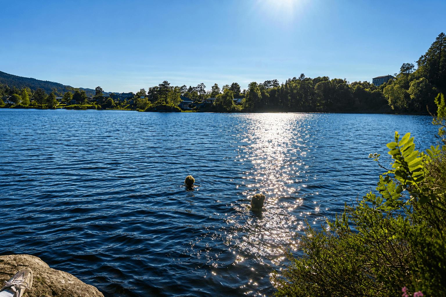 Fine badeplasser i Klokkarvatnet, her sett fra Splinten.