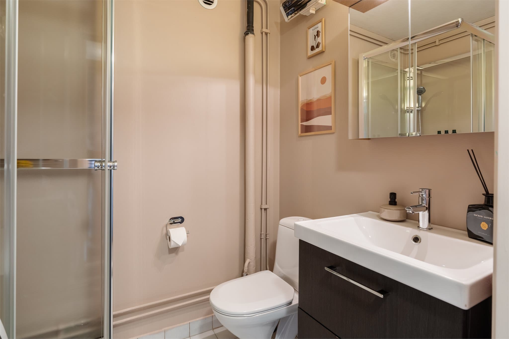 Blandebatteriet i dusjen ble byttet i 2023 og det er opplegg for vaskemaskin. Vaskemaskinen kan medfølge handel etter avtale