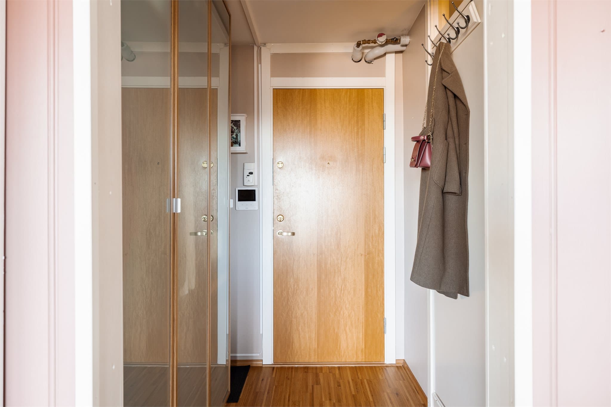 Entré med stor garderobe på høyre side når du kommer inn