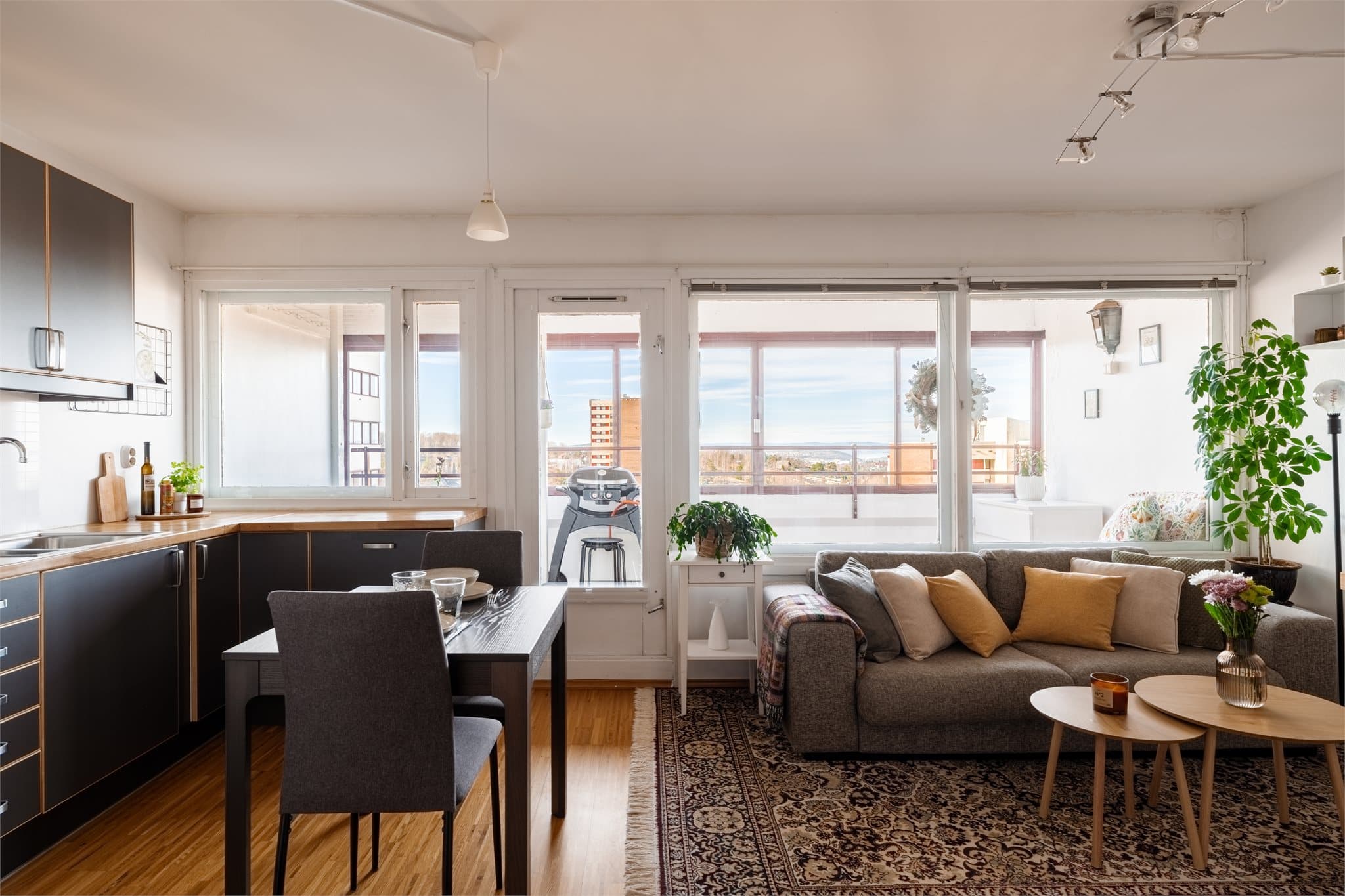 Det er nydelig utsikt fra hele leiligheten!