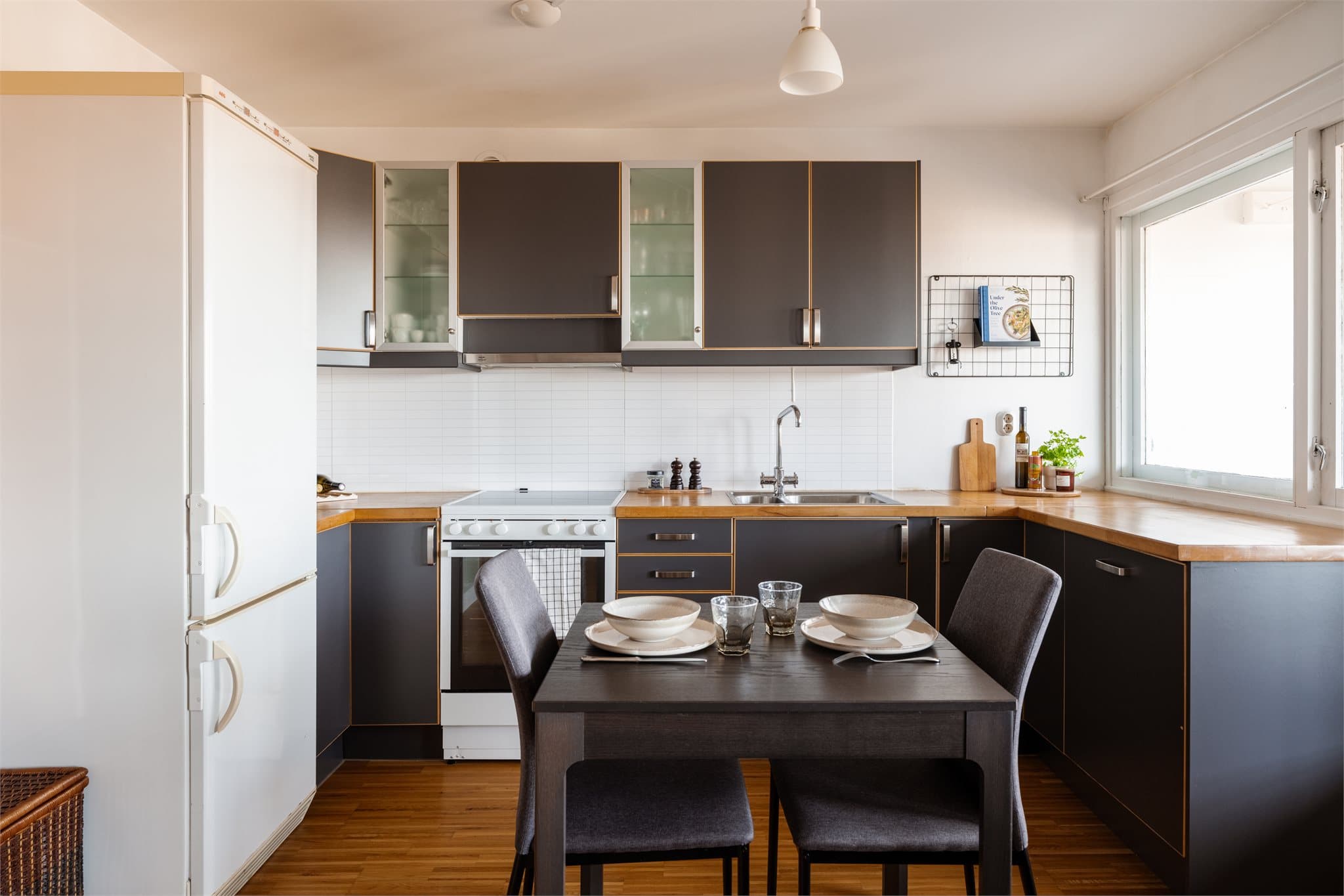 Leilighetens oppholdsrom er stort og er lett å innrede i flere soner