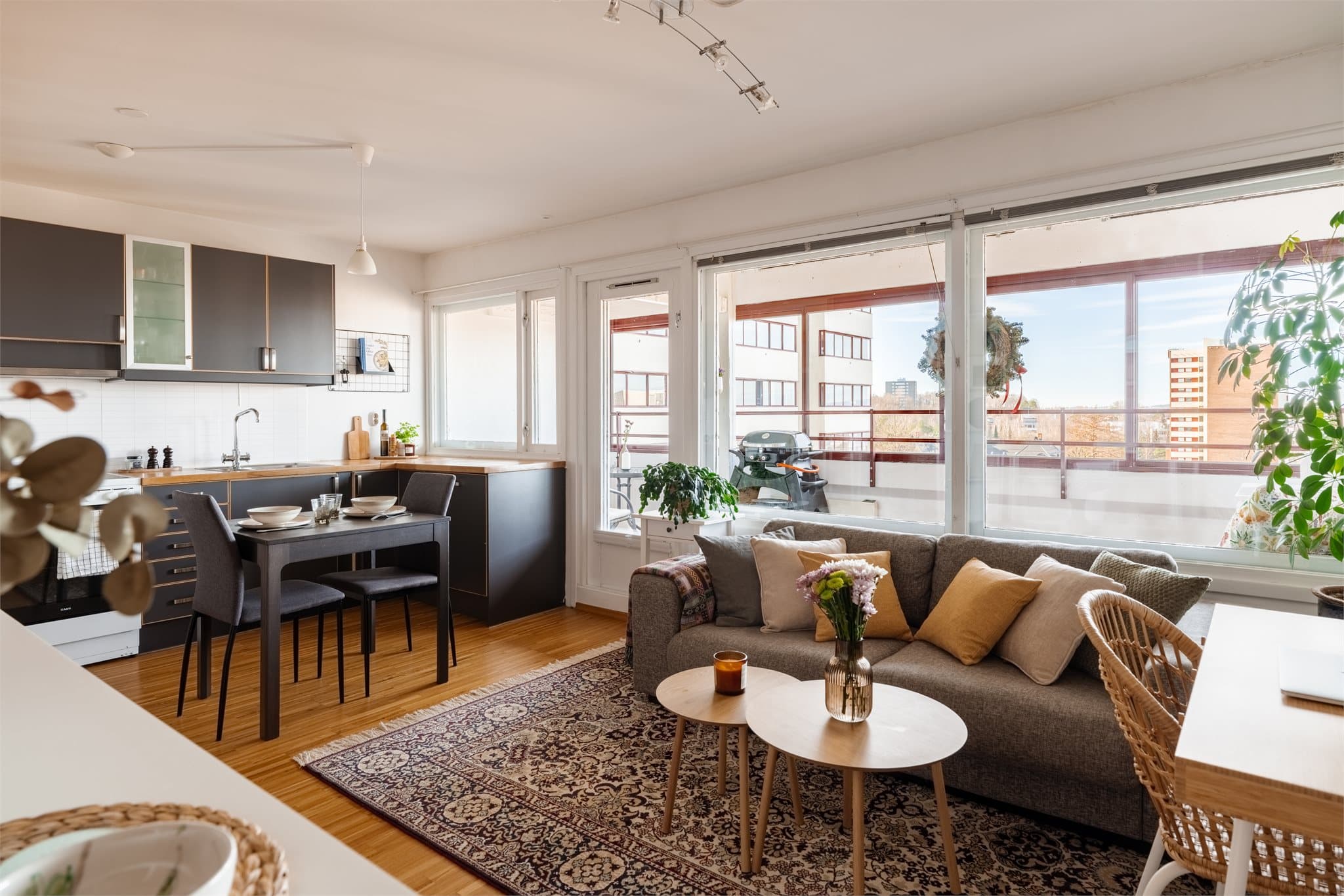 Inn igjen i leiligheten er det svært godt med lys fra de store vindusflatene