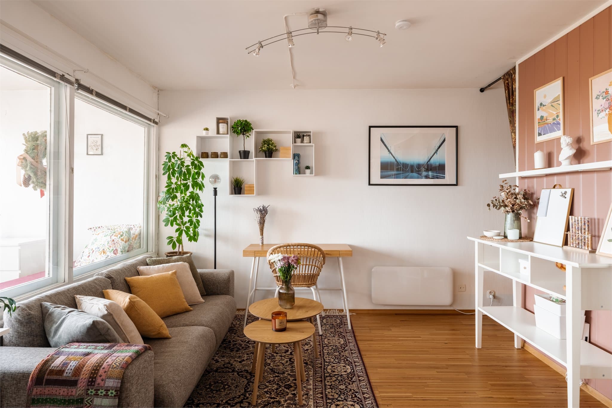 Vendt med ryggen mot kjøkkenet blir det naturlig å innrede med sofakrok, tv og det man måtte ønske