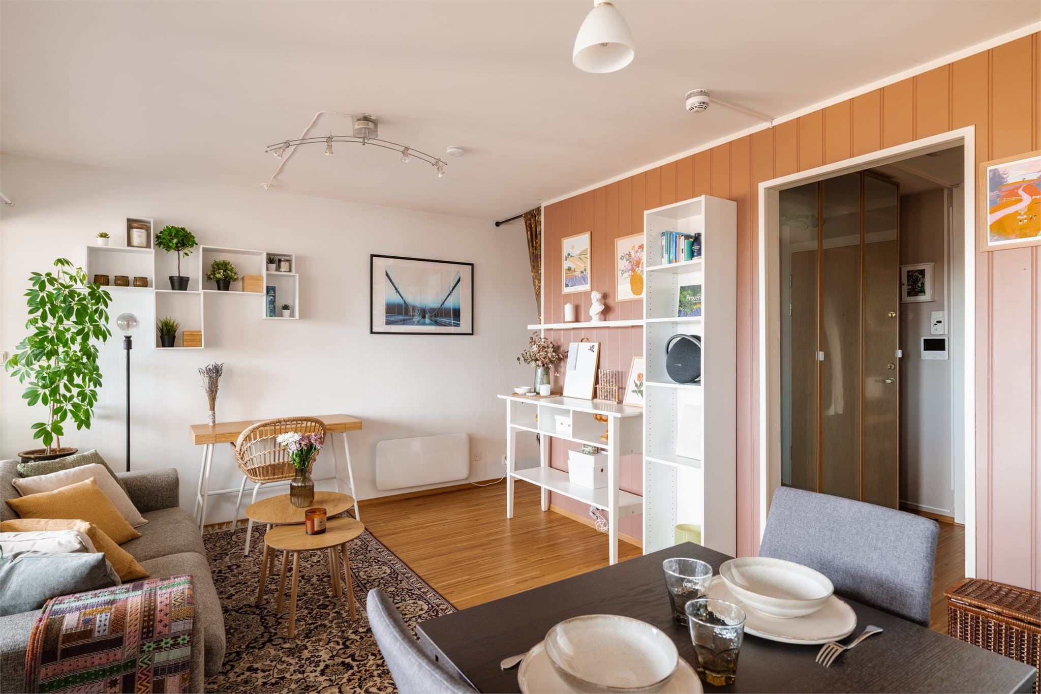 Den smarte planløsningen gir rom for en hyggelig spiseplass