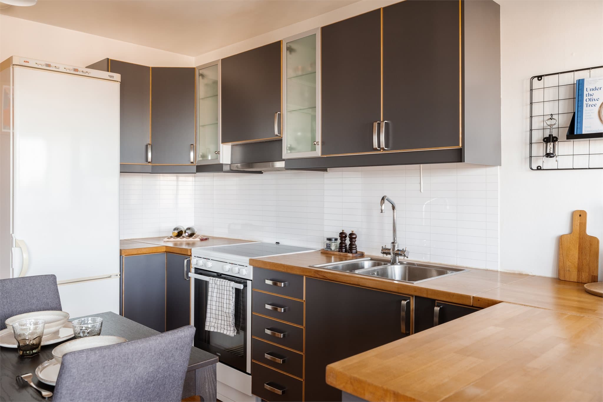 Det er godt med skap og benkeplass på kjøkkenet