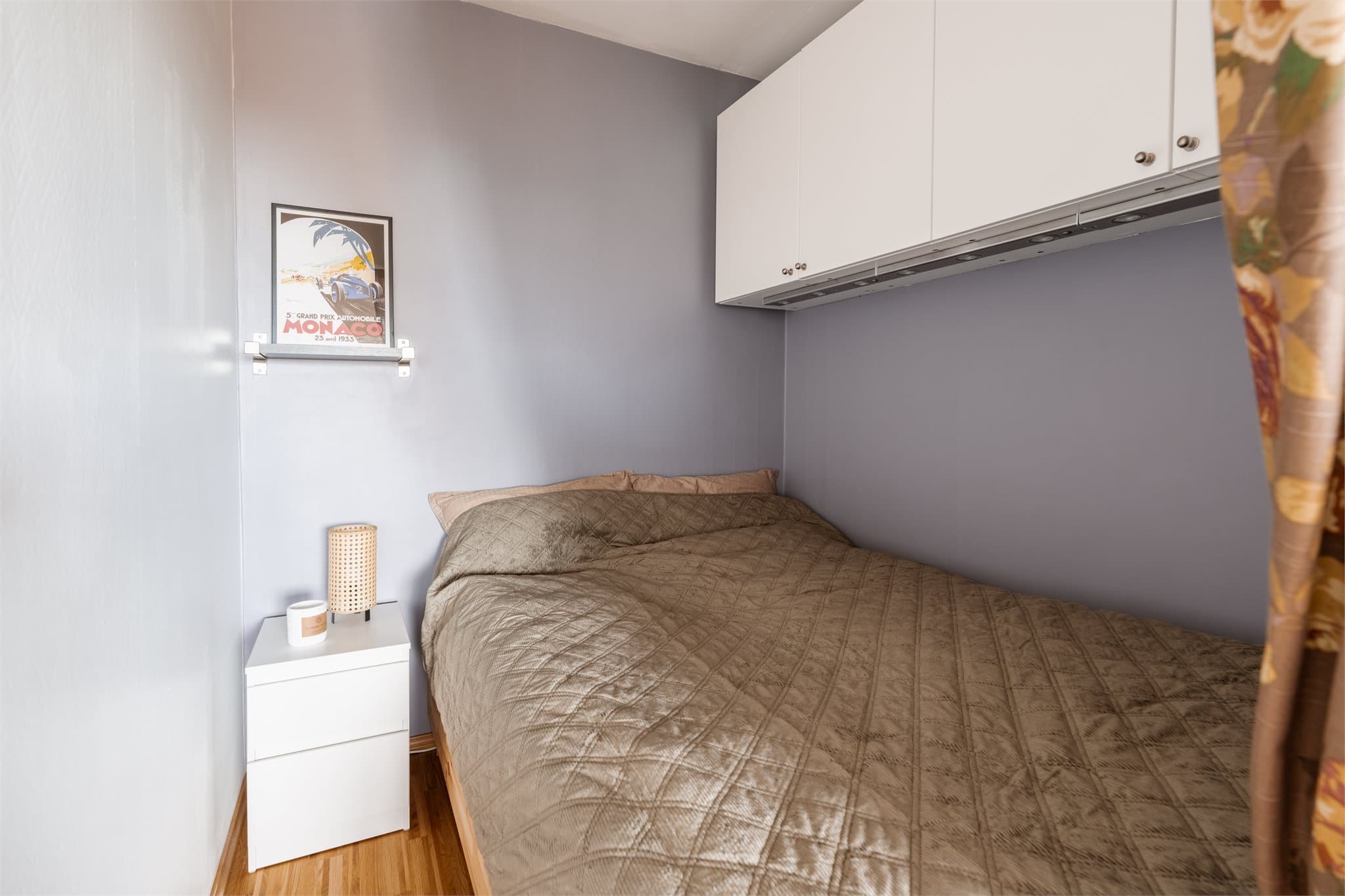 Romslig alkove som fungerer utmerket som soveplass. Garderobeløsning over sengen.