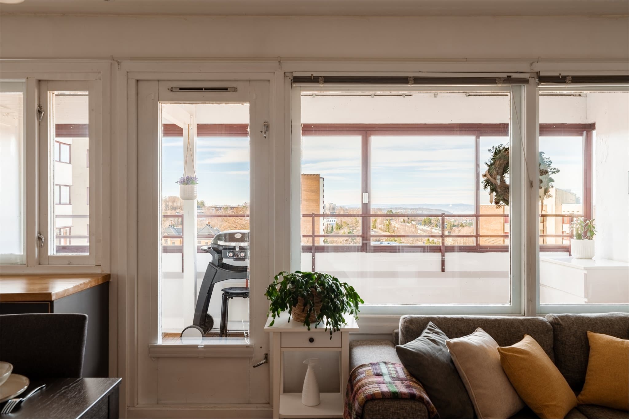 Leiligheten ligger i 11. etasje og har helt rå og vidstrakt utsikt over Oslo og mot fjorden