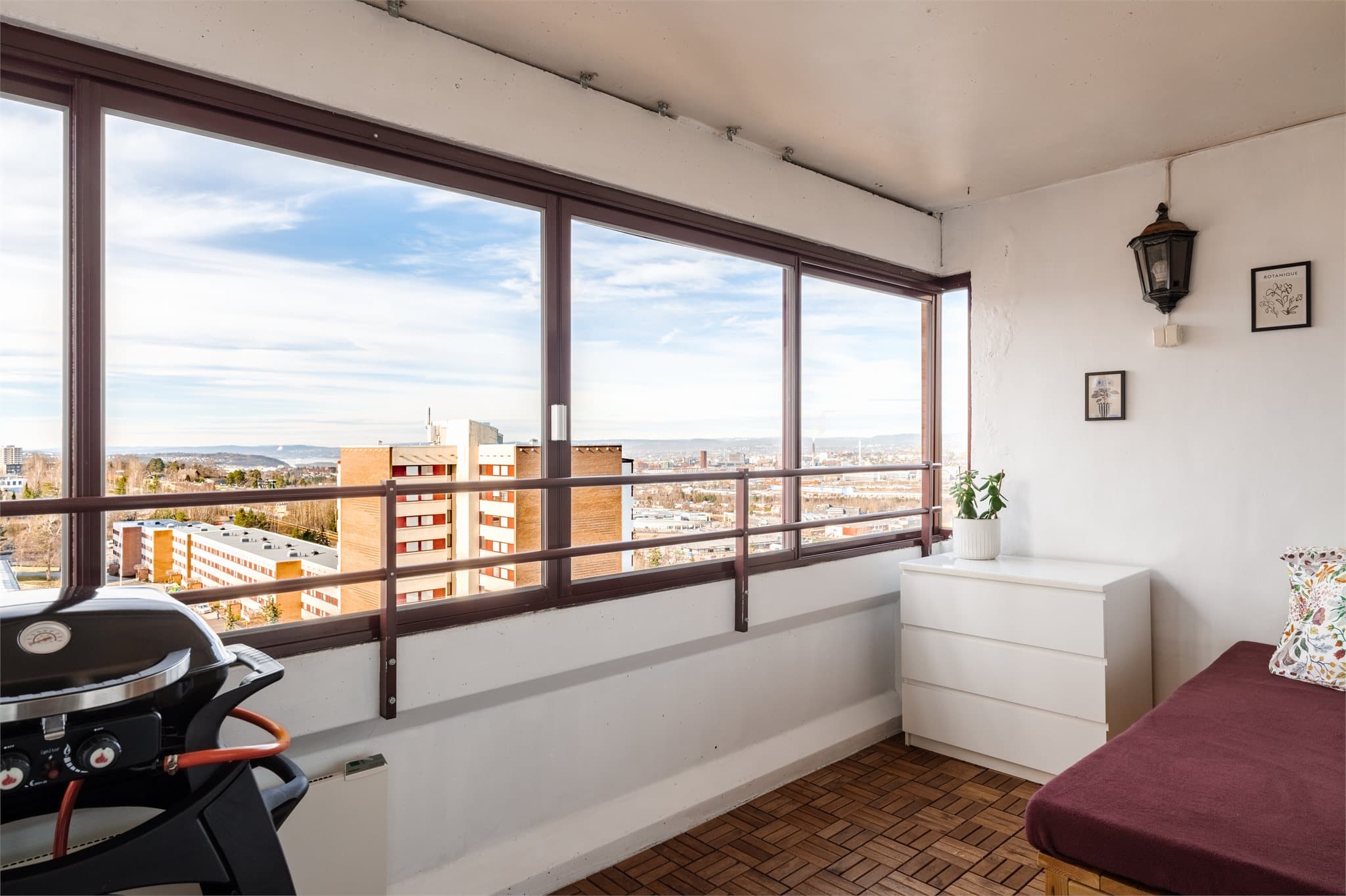 Denne balkongen på hele 10 kvm har fantastiske solforhold og blir et ekstra oppholdsrom store deler av året