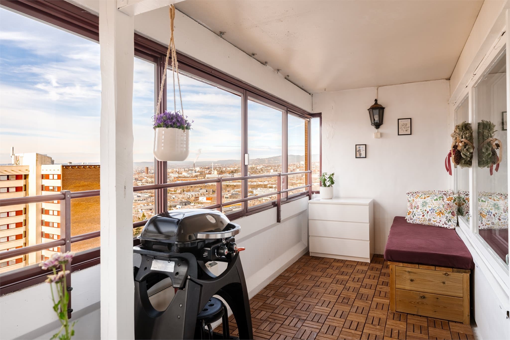 Denne balkongen har mange bruksmuligheter! Her kan du dekke langbord, grille, eller bare lese en bok i sola!