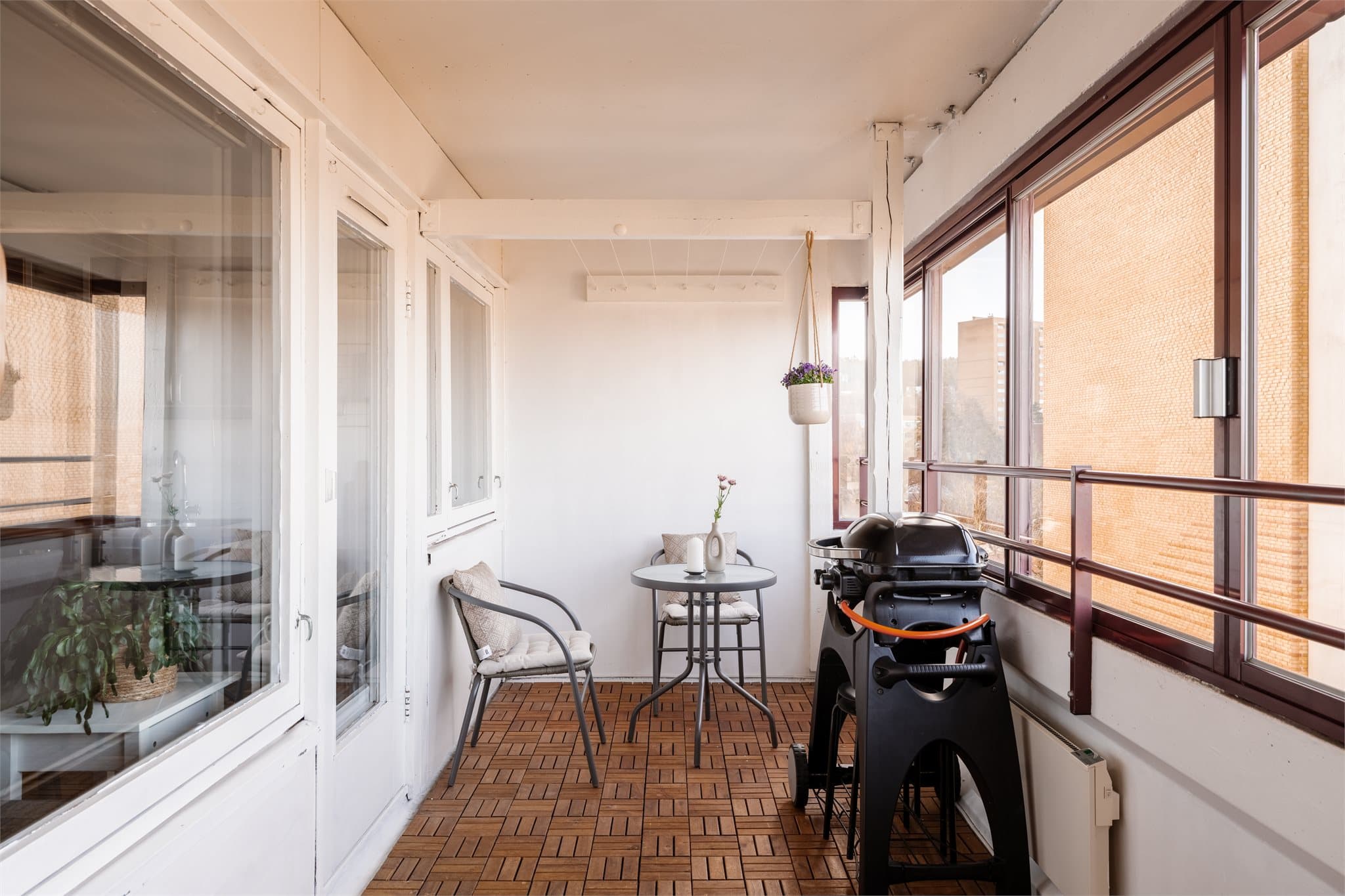 Balkongen har tredekke, stikkkontakt, panelovn og utelys