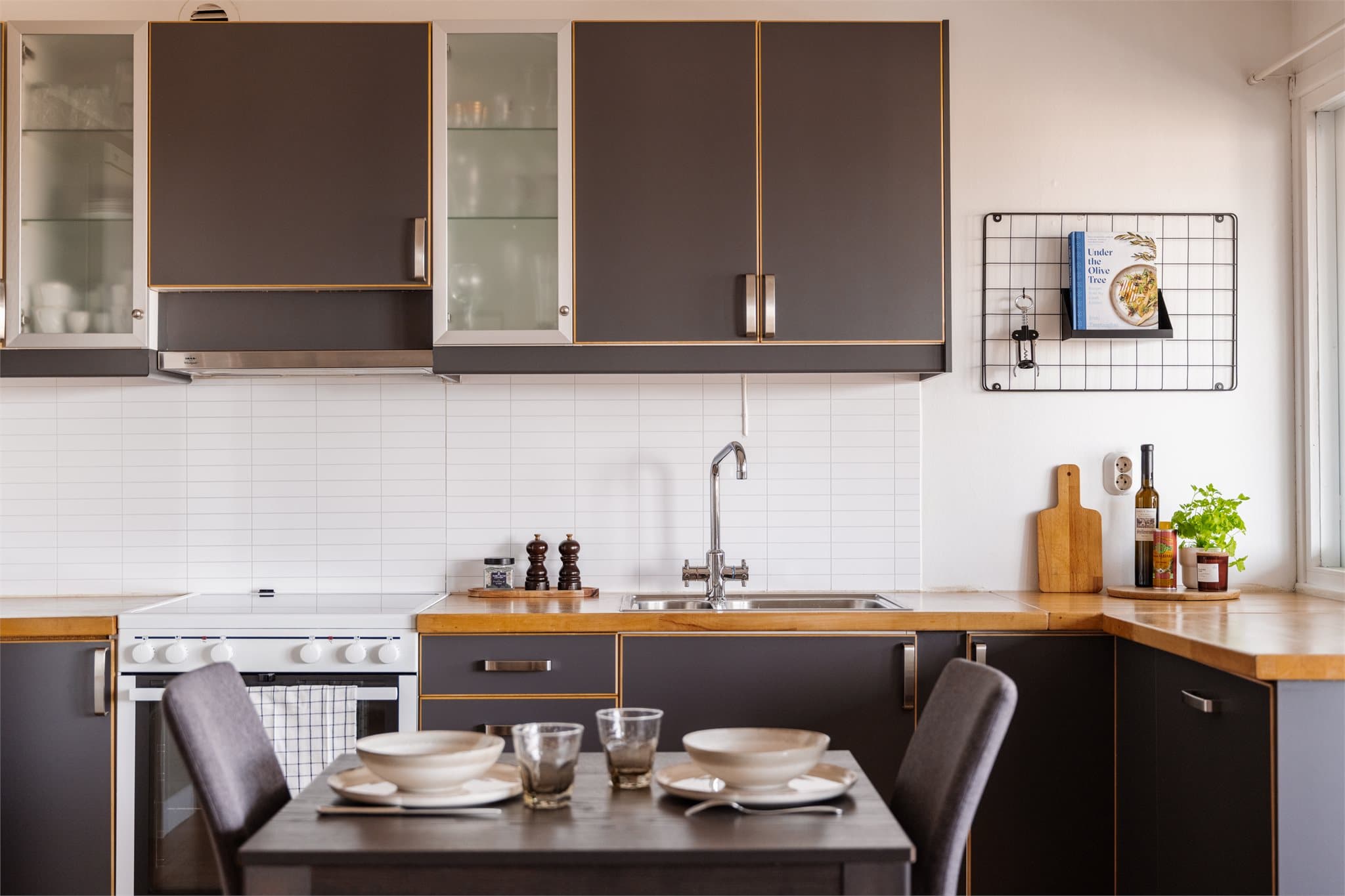 Kjøkkeninnredningen fra IKEA (2007) har glatte fronter og en benkeplate i heltre. Det er integrert oppvaskmaskin og en kjøkkenventilator med kullfilter