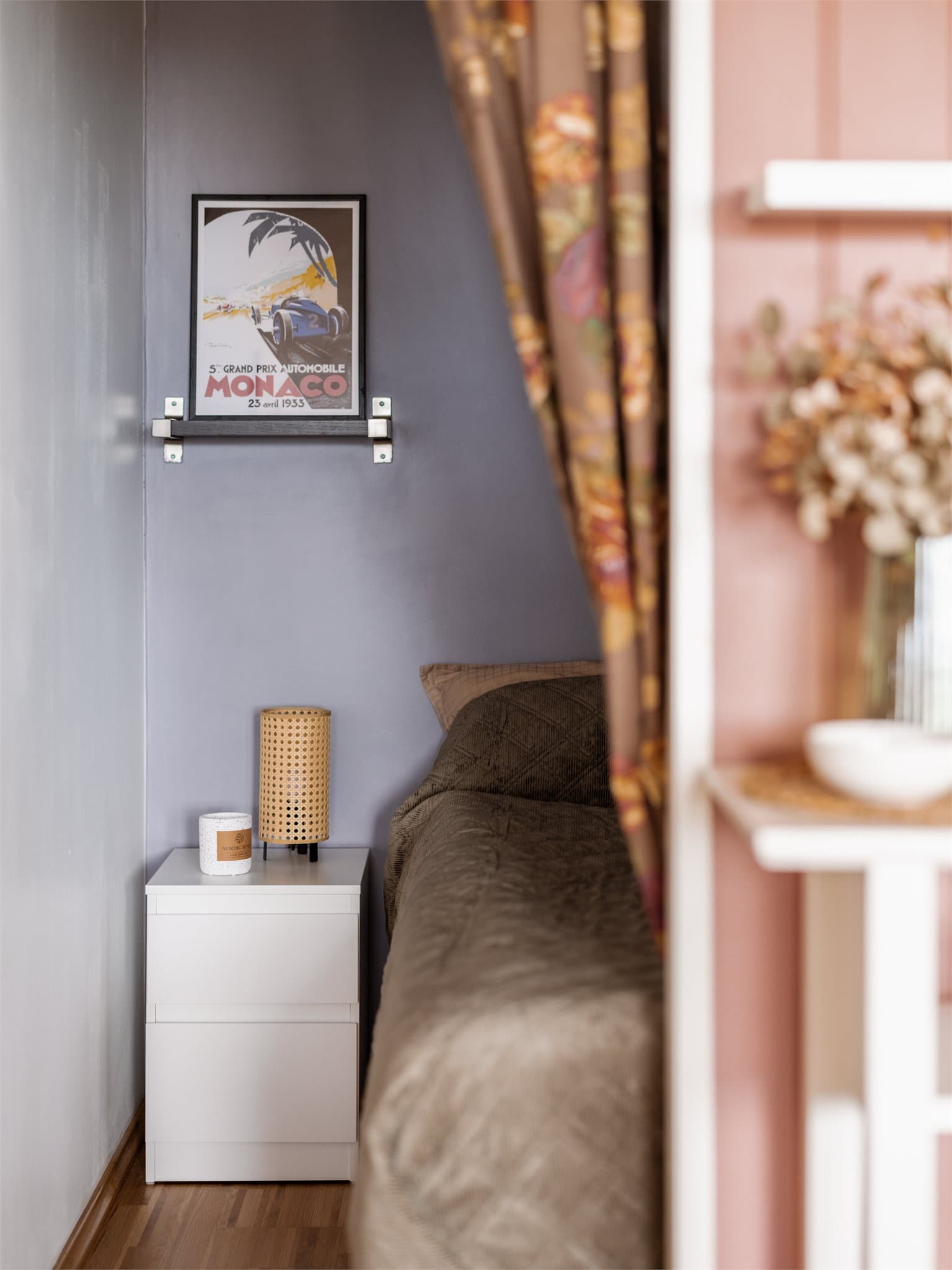 Videre inn i rommet er det en privat og lun alkoveløsning