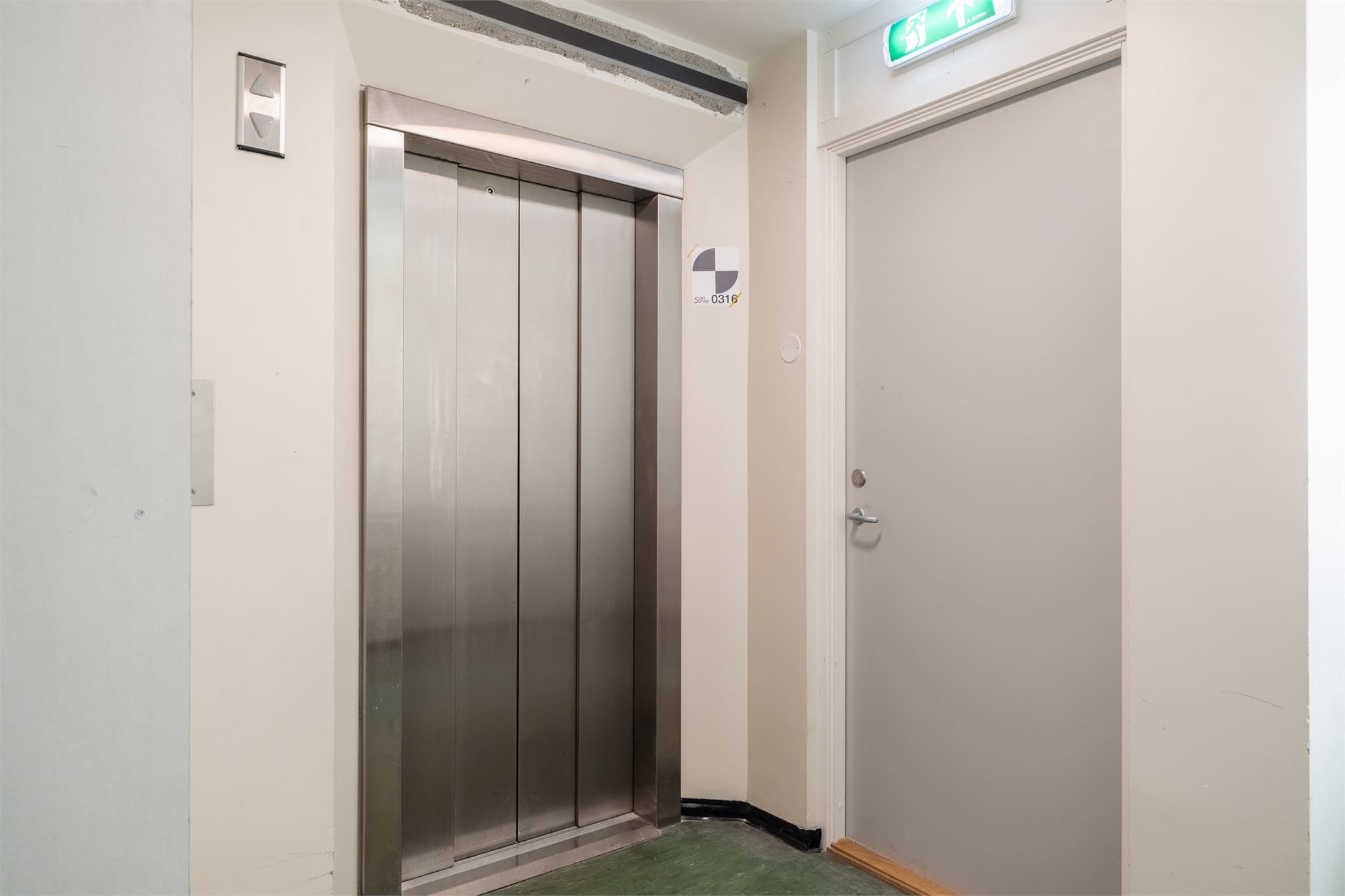 Det er 2 heiser i bygget som pusses opp i disse dager, en om gangen.