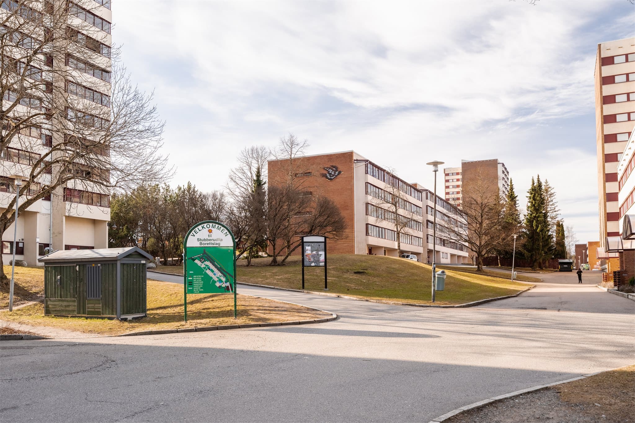 Borettslaget disponerer parkeringsplasser og garasjeplasser som leies ut etter ventelister. Beboere kan kontakte styret for å søke om plass