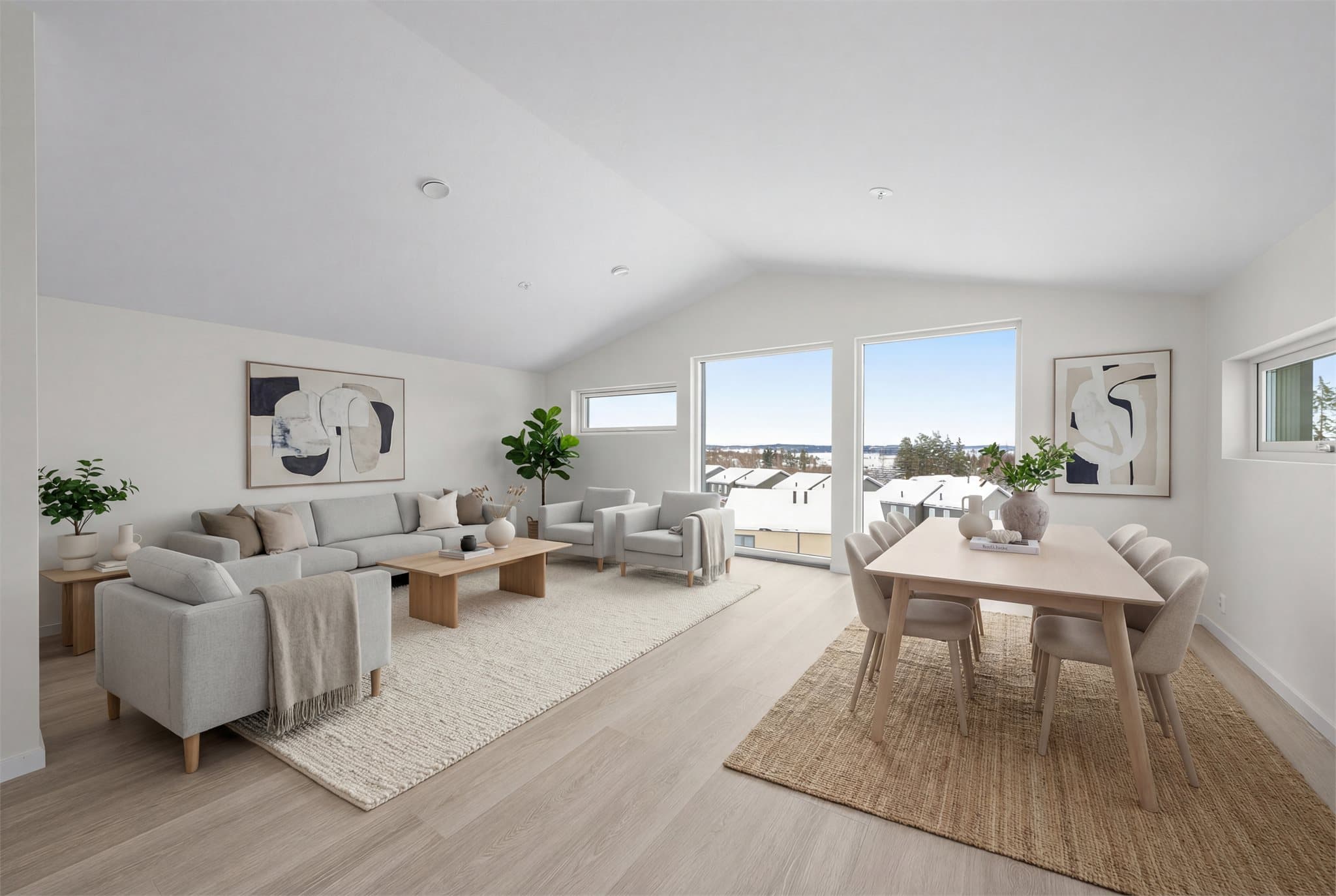 Stor stue og nydelig utsikt over Romerike fra 2.etasjen. Her digital møblert for inspirasjon