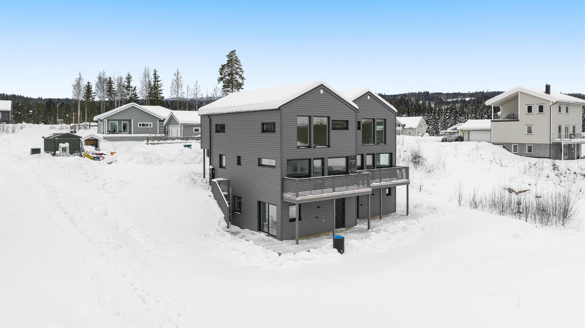 Stor tomannsbolig over 3 plan med mange uteplasser. Balkong på begge sider og stor terrasse i forkant av underetasjen med adkomst til hage