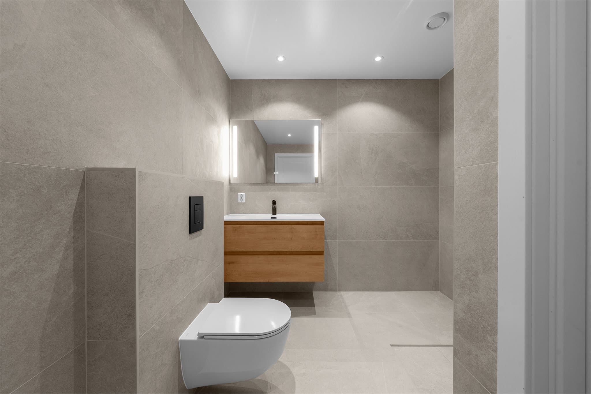 Romslig baderom i underetasjen