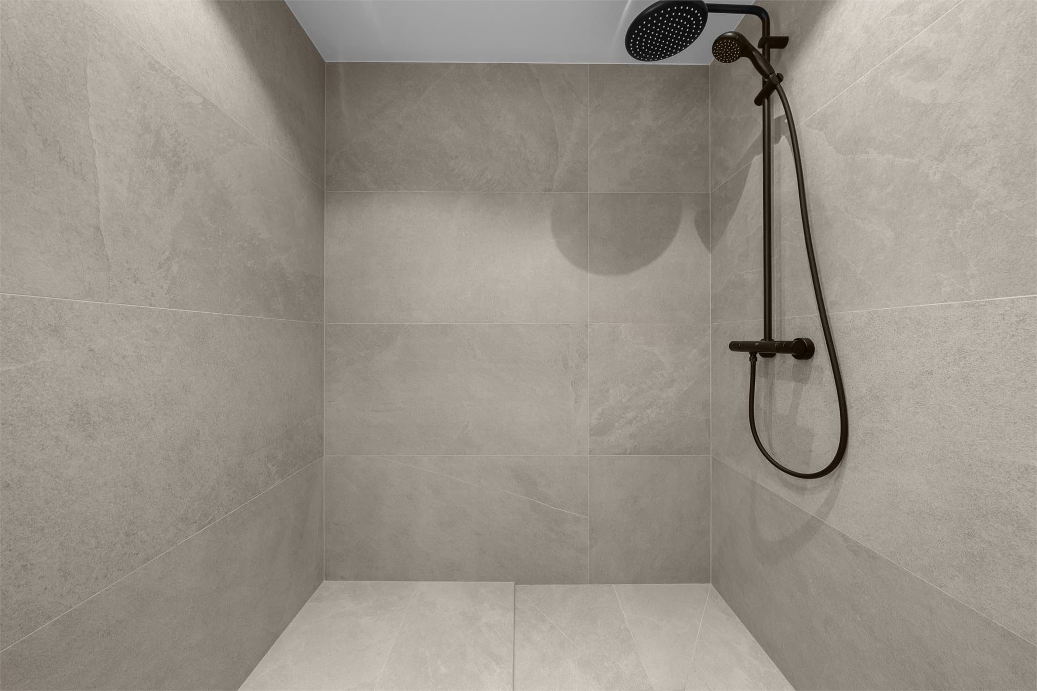 Stort dusjhjørne. Legg merke til moderne og gode materialvalg