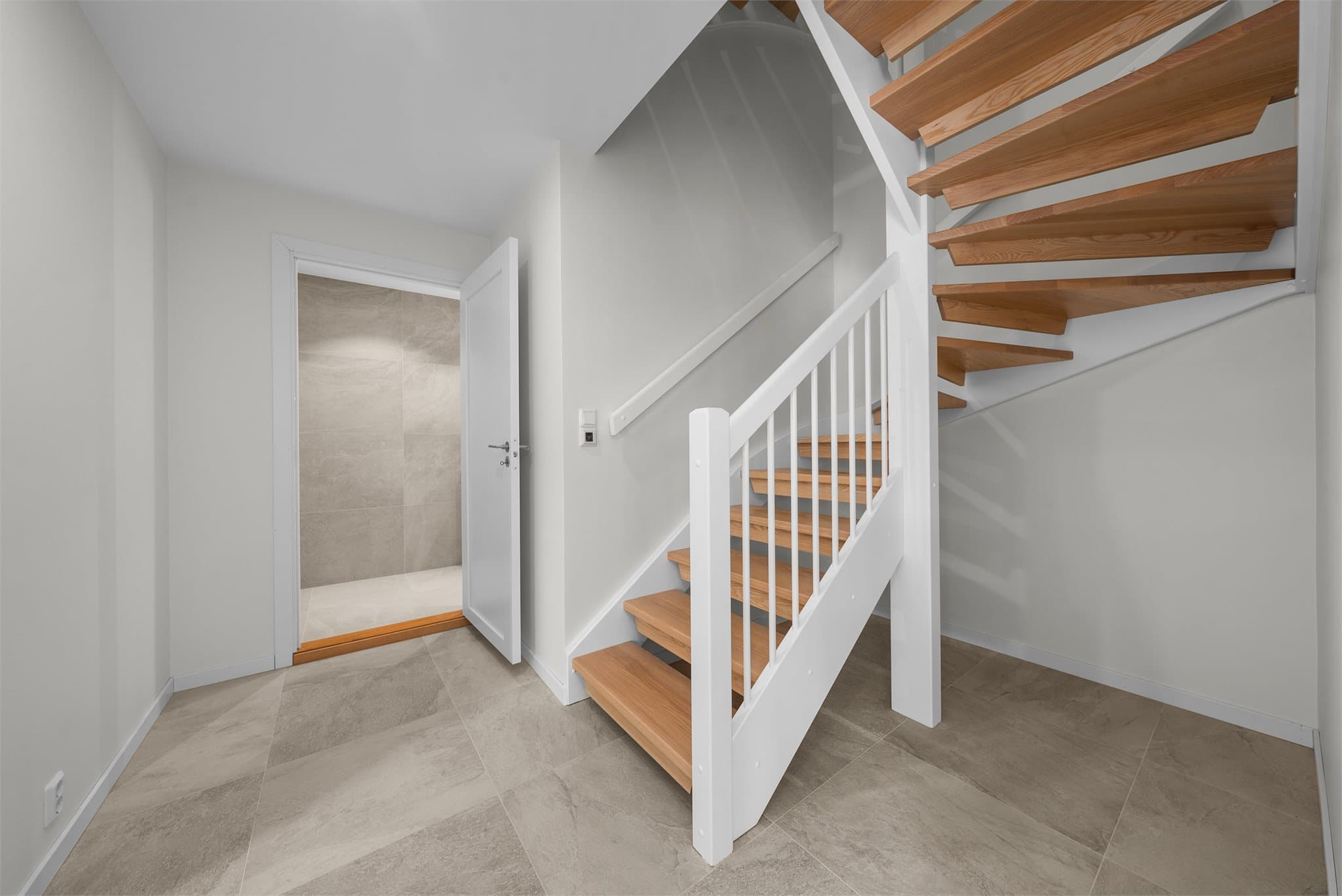 Trapperom i underetasjen. Det er fliser og varme i gulv