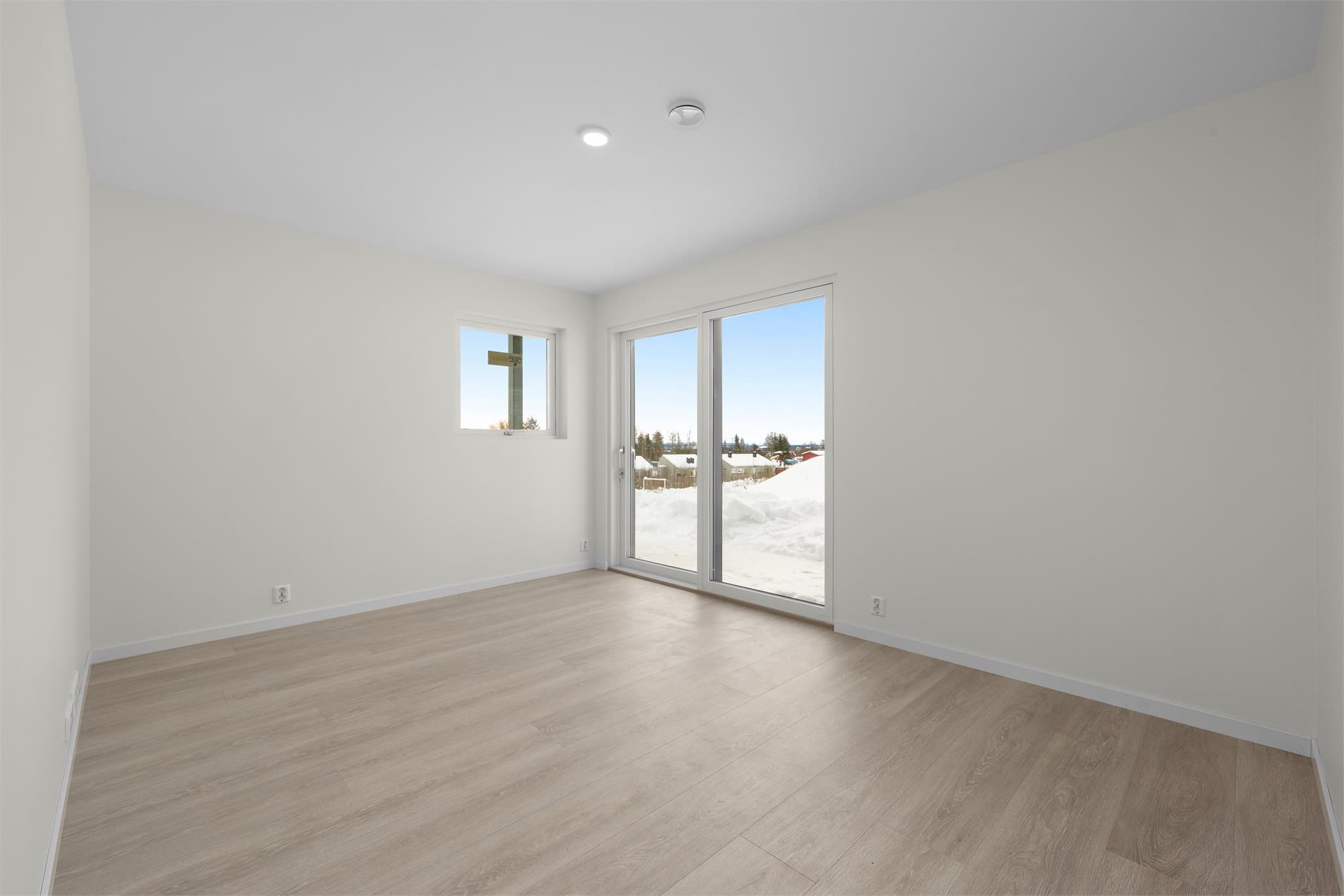 Kjellerstue med utgang til terrasse og hage