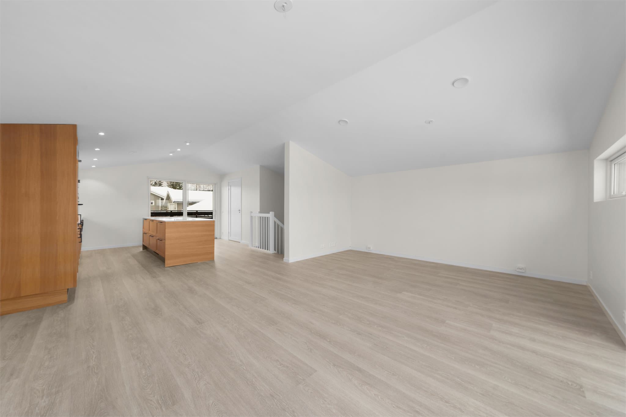 Stor og luftig stue. Det er valgt moderne og lyse farger