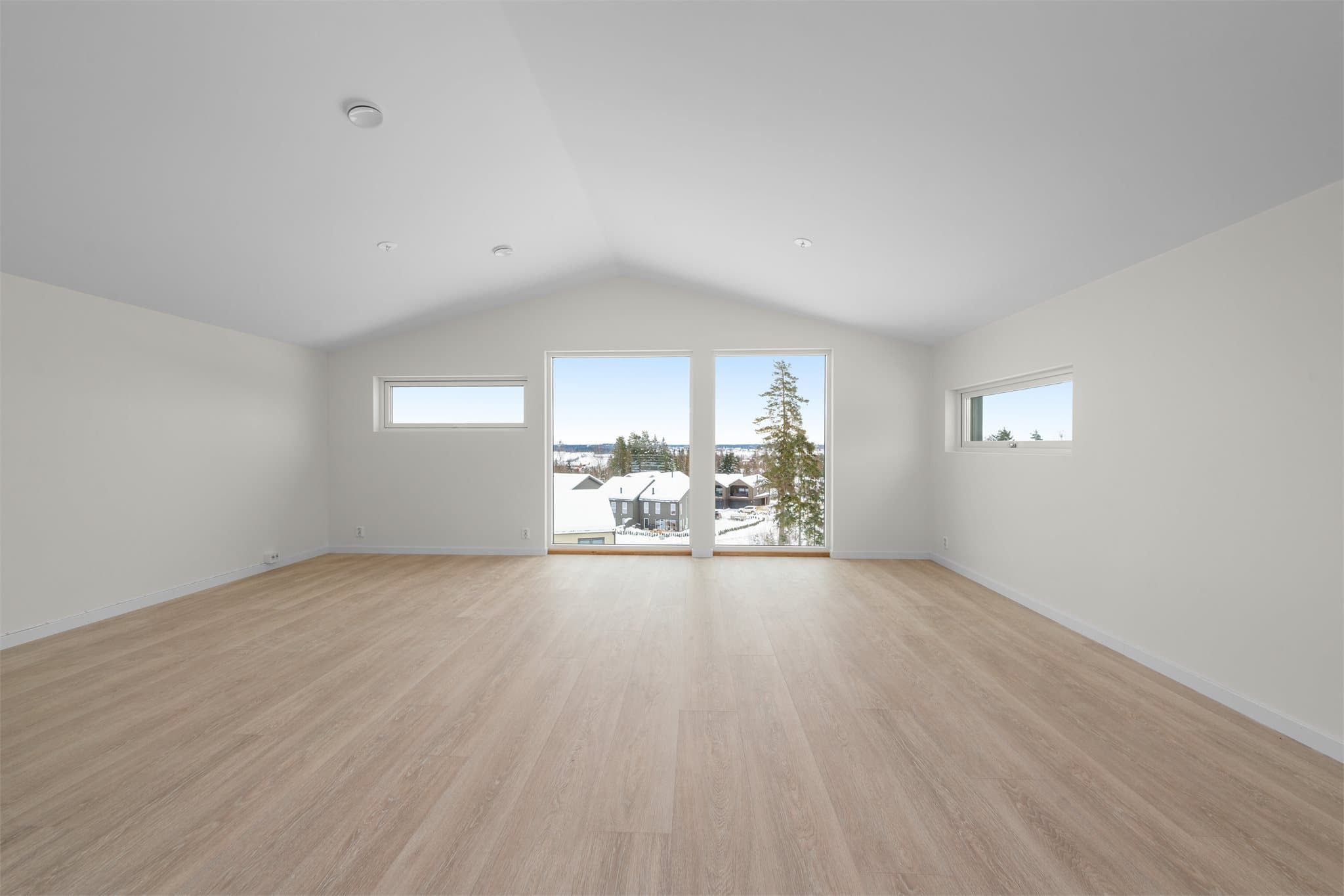 Stue som enkelt kan innredes med spisebord og sofamøblement