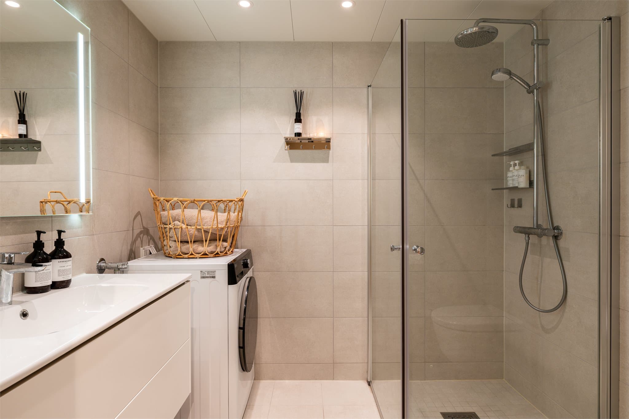 Badet fremstår svært innbydende med lyse overflater og lun varme i gulvet.