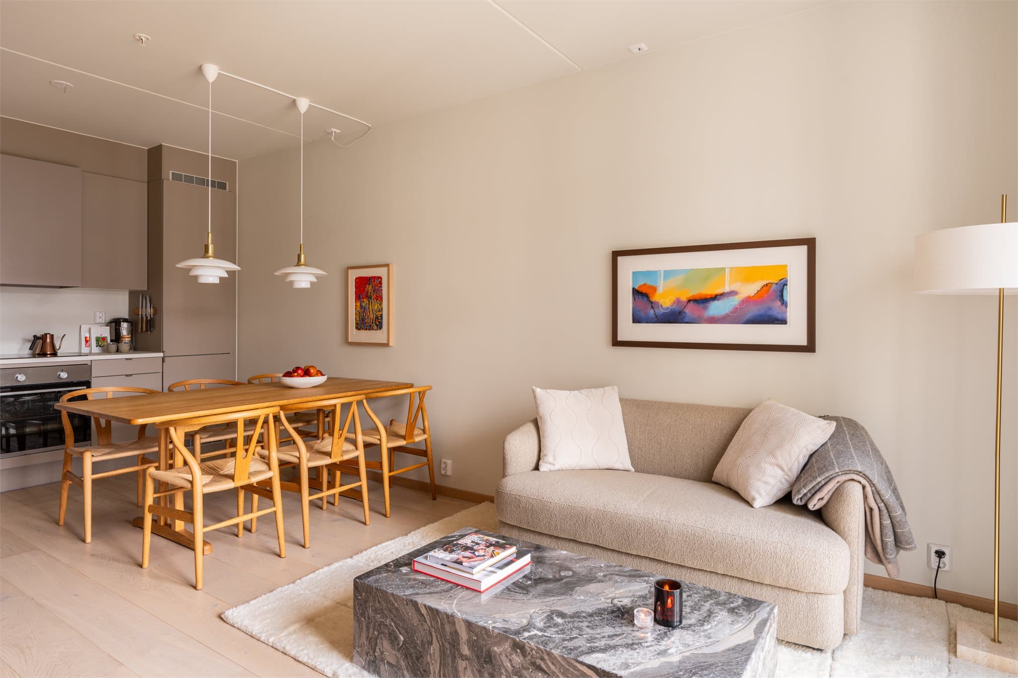 Planløsningen er god med plass til både spisebord og sofagruppe.
