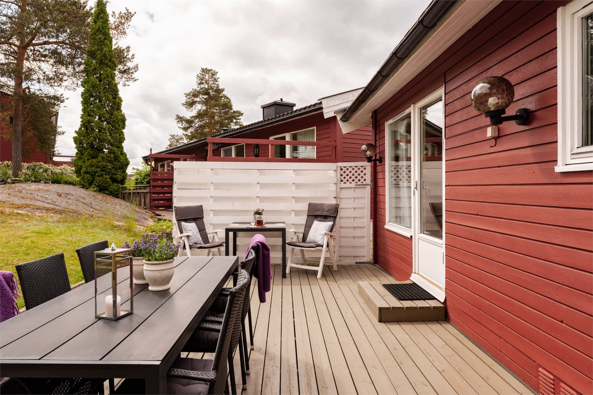Her har dere en herlig uteplass med god plass til utemøbler, hvor dere kan invitere venner og familie til hyggelige sammenkomster og gode middager.