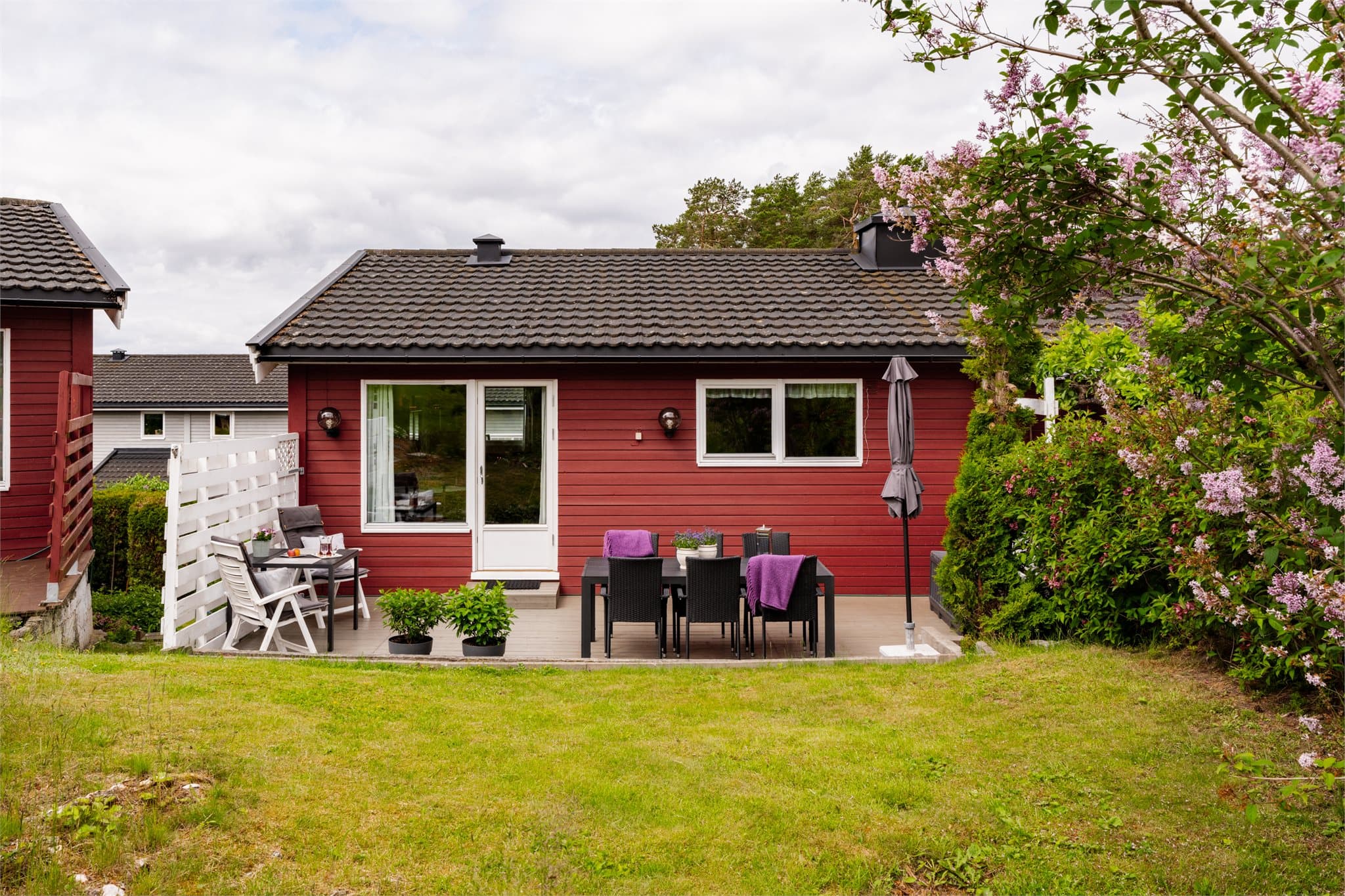 Stor, familievennlig halvpart av tomannsbolig med terrasse, balkong og hage | 4 soverom | Fjernvarme | Garasje m. el