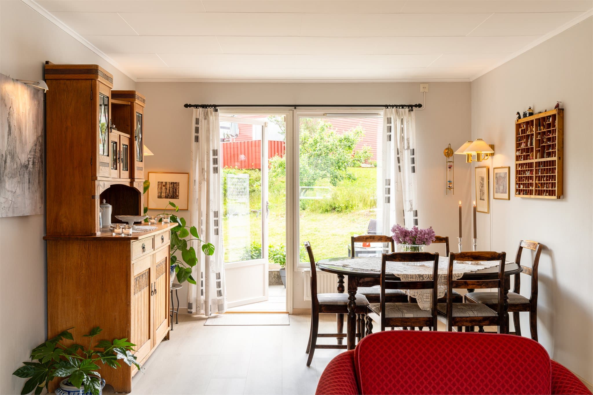 Her får dere en innholdsrik halvpart av tomannsbolig med mye boltreplass.