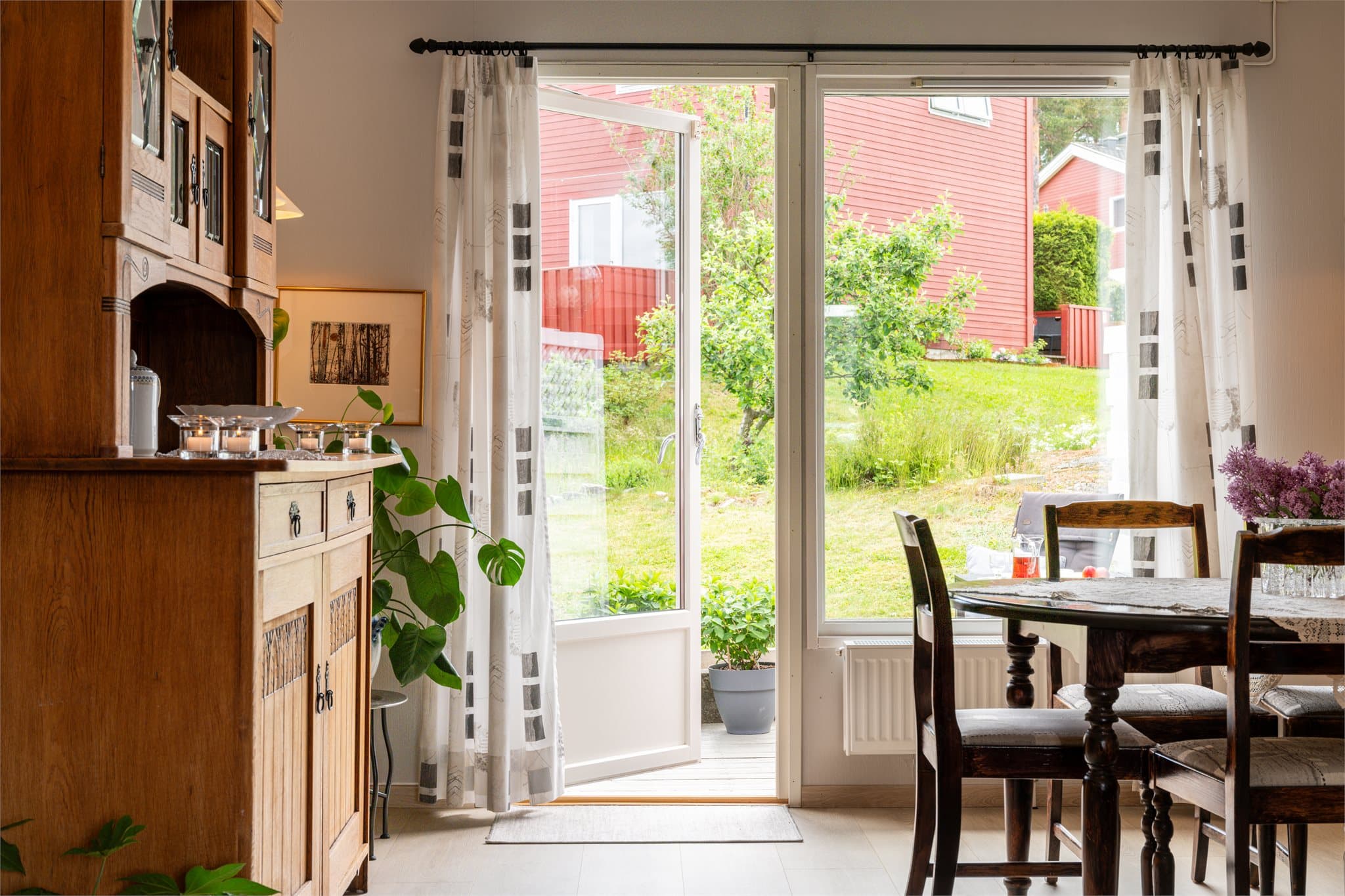 På varme sommerdager kan dere rusle rett ut til uteplassen.