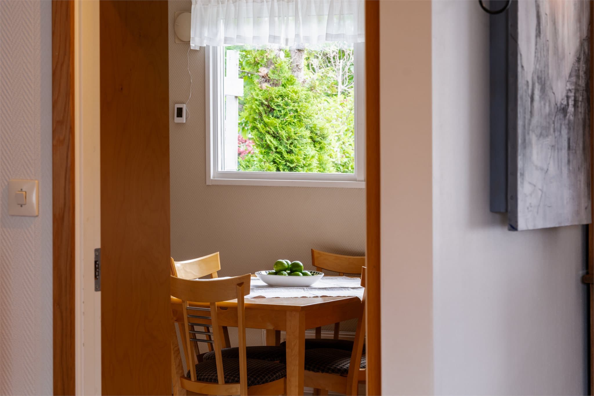 Videre inn til kjøkkenet.