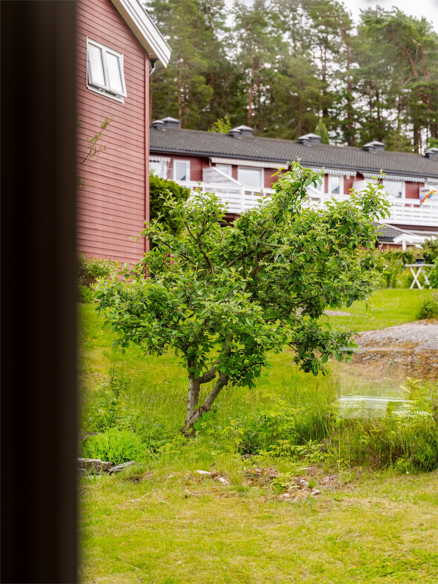 Soverommet har en skjermet beliggenhet i boligen, noe som bidrar til gode forhold for hvile og søvn.