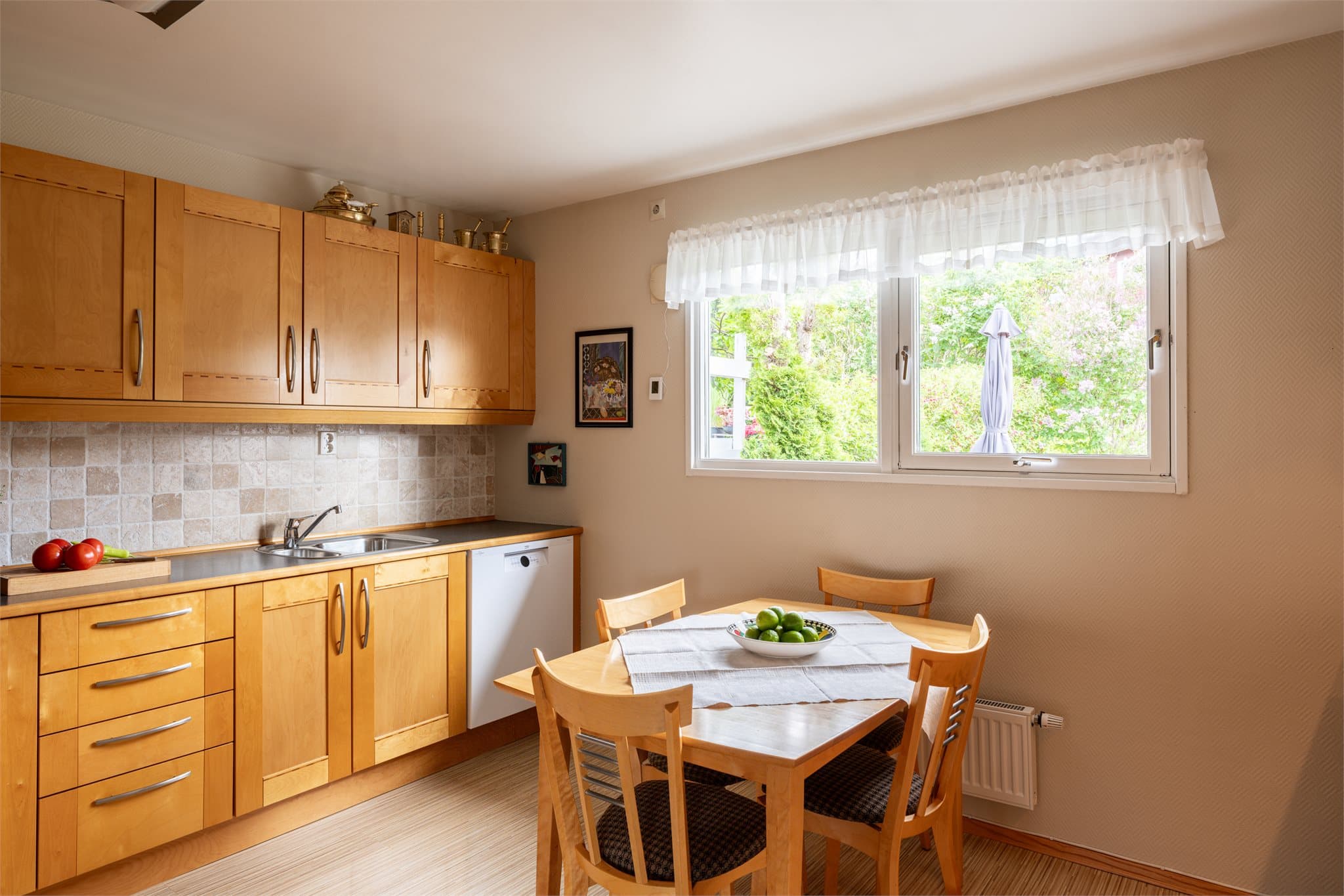 Ved vinduet er det plass til spisebord, hvor man kan samles til både frokost og middag.