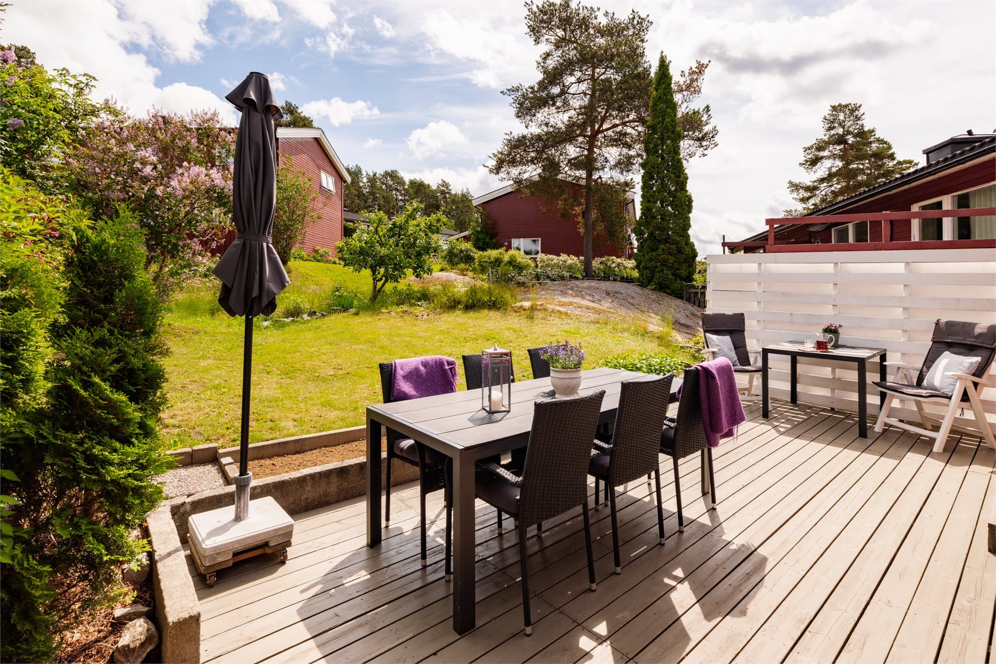 Direkte utgang til en stor terrasse med gode solforhold og plass til utemøbler, beplantning og grill.